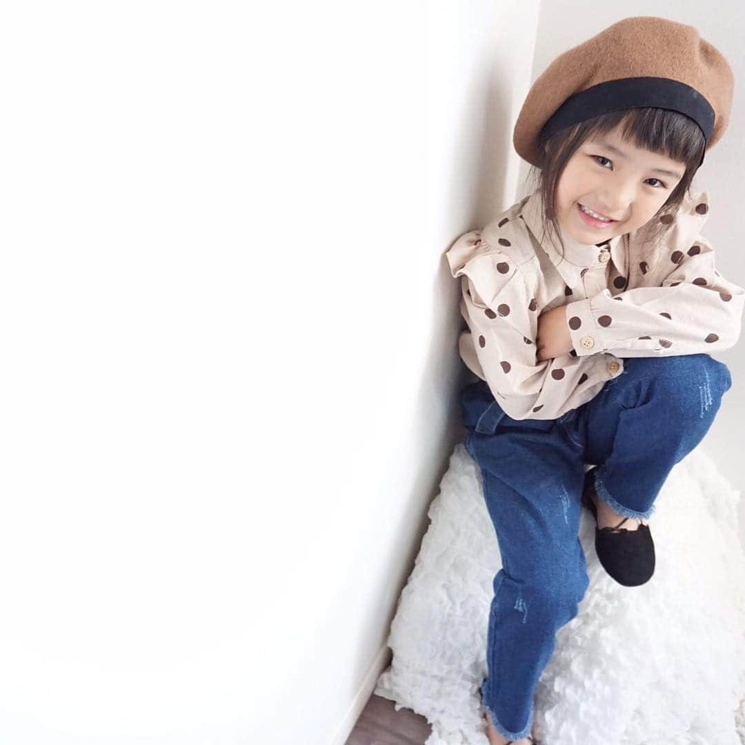 韓国子供服♡smilekids(すまいるきっず) さんのインスタグラム写真 - (韓国子供服♡smilekids(すまいるきっず) Instagram)「* * ☻ご覧頂き有難うございます☻ . . . 💛2019年春夏新作🍂💛 . . ☑︎シンプルなデザインに ドットがお洒落な シャツ＋デニムパンツセット 販売中です♥ これからの時期、使えます♥ . . 新作たくさん入荷しています♡ 是非、checkして下さい！ . . . ♥りんchan ☺︎smilekids専属model☺︎ @o0.don_tama.0o  身長:105cm 体重:16kg size120 . . ————————————————— . . web shop http://smilekids888.com/で販売しています← —————————————————— ★ゆうちょ振込での購入も可能です★ web shopより、在庫を確認後  商品名、サイズ、カラーをDMにて 連絡頂けると幸いです☺︎ 確認後のお返事になりますので お時間を頂く場合があります。 在庫が少ない場合や再入荷の人気商品は 取り置きが難しい事があります。 ご了承ください🥺 . . —————————————————— ご購入してくださった方へ✉️ @smilekids888 をタグ付けして投稿して頂いた方を ストーリーにて紹介させて頂きます😍  さらに‥抽選で‥ 毎月、５名様にお買い物で使えるクーポンを プレゼント🎁致します☺️ . 1等‥1.000円OFFクーポン(2名様) 2等‥500円OFFクーポン(3名様) . 沢山のタグ付けをお待ちしています😍  _________________________________________ . . 🆕新作、続々入荷中♪ webで販売しています♡ . . . . 7.500円以上お買い上げ頂いた方は 送料無料となります。 尚、購入後は、同梱などは 受付ておりませんのでご了承下さい。 . . . . . . . . ☻webshopには.Instagramプロフより リンクでとべます✈︎✈︎✈︎ http://smilekids888.com/ . #熊本ママ #山鹿 #webshop #韓国子供服 #格安#お洒落を発信 #熊本 #キッズコーデ #キッズ#キッズファッション  #ig_kids #kids_japan #親バカ部  #kjp_ootd #今日の服 #kidsfashion #プチプラコーデ  #プチプラファッション #mamagirl #リンクコーデ#ママリ#smilekids #３歳#４歳#５歳#春#新作#レギンス」3月28日 9時14分 - smilekids888