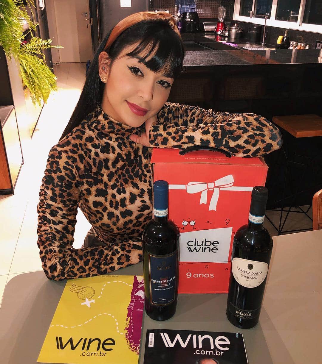 Gabriela Salesのインスタグラム：「Serasse eu tô feliz com essa parceria? Em breve teremos uma especialista em vinhos por aqui kkkk. Lacrinhas, vocês já conhecem a #ClubeWine da @winevinhos ? Se não, corram pra conhecer! É o melhor e maior clube de assinatura de vinhos, onde tem várias opções para todos os gostos e bolsos. A gente recebe mensalmente em casa os melhores rótulos e muito conteúdo. E consegui um DESCONTO de 50% só pras minhas lacrinhas! Quem assinar agora e usar RICADEMARRE vai ter esse descontão nos 2 primeiros meses. Correee! Expliquei mais nos meus stories. #ad」