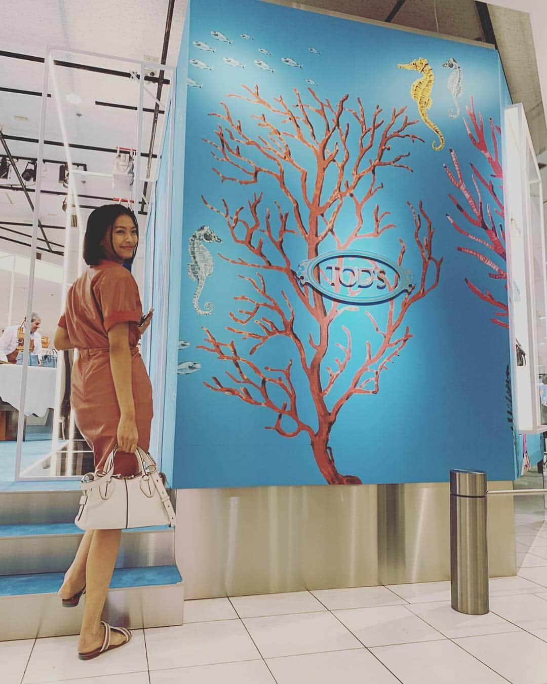 榮倉奈々さんのインスタグラム写真 - (榮倉奈々Instagram)「テーマがaquarium🐳で、可愛らしい空間でした♡ #Tods #TodsDStyling」3月28日 9時16分 - nana_eikura