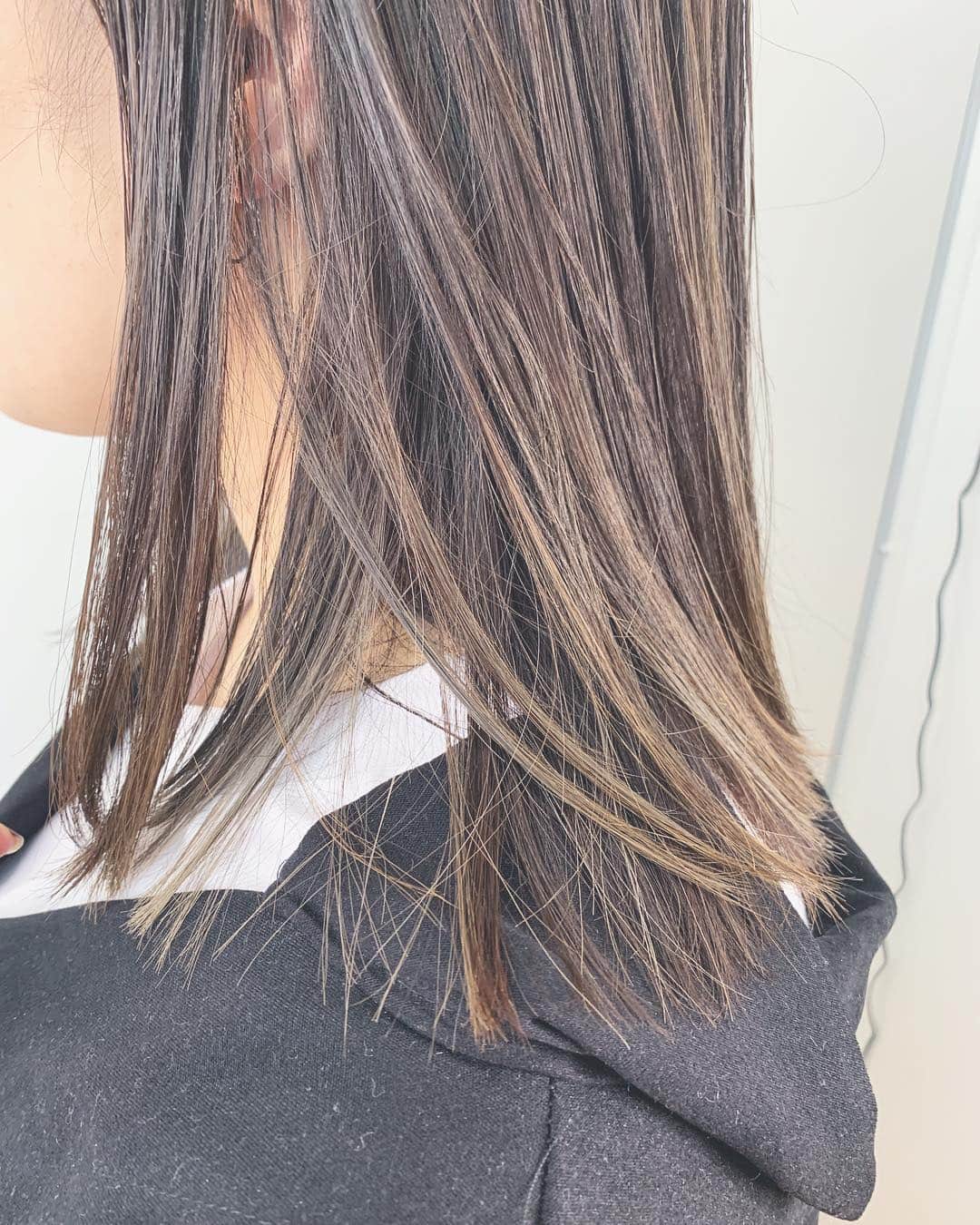 鮫島邦明のインスタグラム：「ワンレンだけど毛束パラパラスリークに #ハイライト #アッシュカラー #梅田美容室 #梅田美容院 #ヘア#梅田ヘアスタイル #髪型 #ヘアセット #ヘアメイク #キラ水 #グラデーション #ホリスティックカラー #ヘアアレンジ #アレンジ #パーティー #ポニーテール #クルリンパ#gu #snidel #梅田美容師 #モデル #サロンモデル #サロモ #ヘアカタ #ny#nyc #aujua --------------------------------------. 梅田と東京出店を計画中 スタッフ募集中メッセージくださいね★ AVANCE.CROSStuin梅田茶屋町 TEL06-6377-7211 AVANCE.CROSSmel c西梅田 TEL06-6348-2050 gif.hair TEL06-6377-7277 AVANCE.京橋 TEL06-6356-1555」