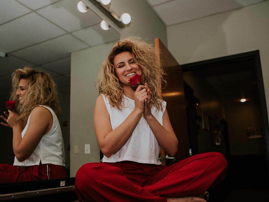 トーライ・ケリーのインスタグラム：「st. louis, i loooooove u🌹  see you tomorrow indianapolis!!」