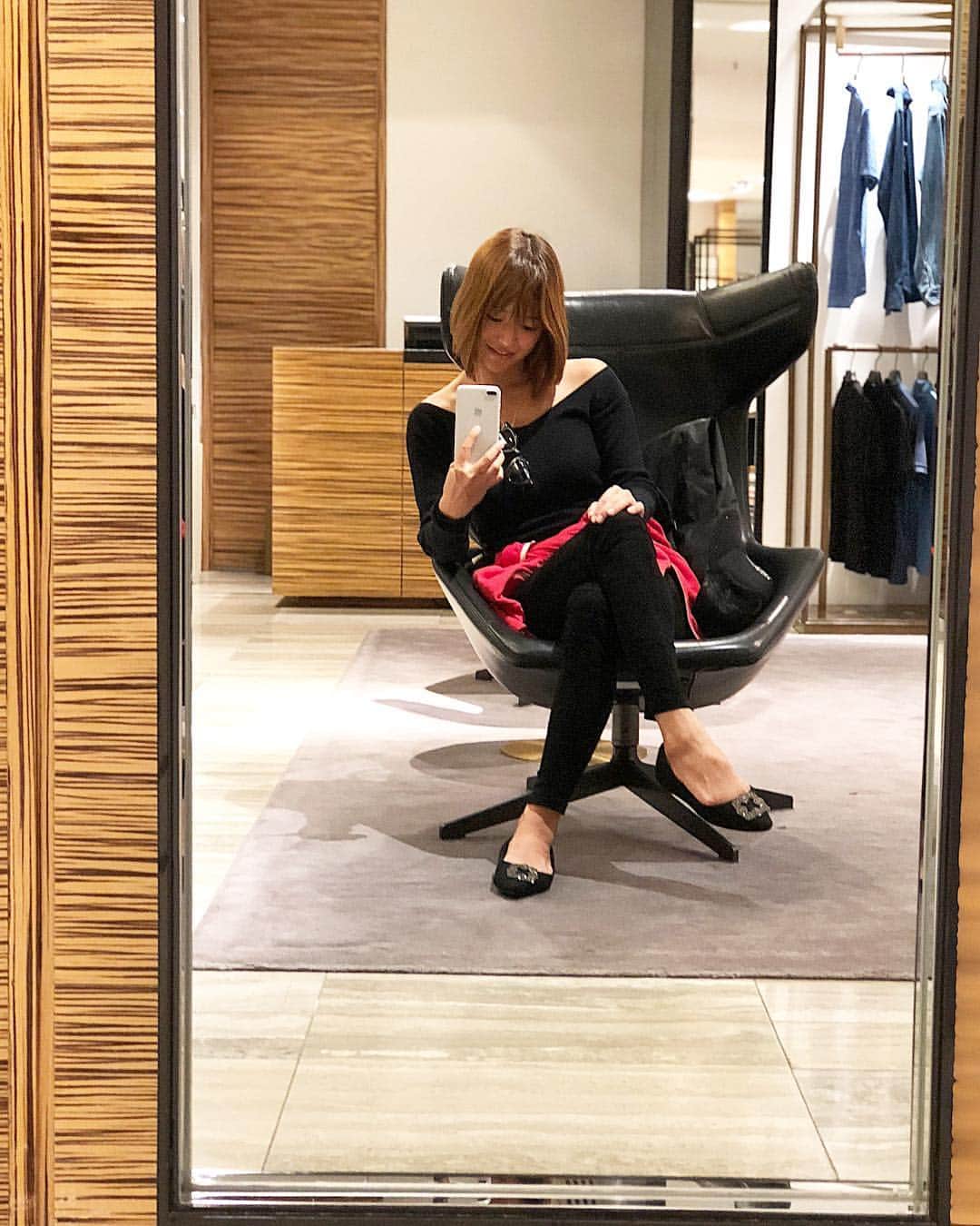 紺谷みえこのインスタグラム：「雪の華、２回観ました。 個人的には、お母さんと娘のシーンが大好きです。 景色と音楽も壮大で、素晴らしいです。 恩人の社長の遺作でもあります。 エンドロールは号泣でした... ・ 本日丸の内ピカデリー、 12時20分の回がラスト上映になります。 オススメなので、まだ観ていない方は 是非観てください♡ ・ #雪の華 #丸の内ピカデリー #映画 #オススメ #紺谷みえこ鑑賞部  #邦画 #感動 #映画好き #映画鑑賞 #最近観たシリーズ  #サスペンス #cinema #movie #instamovies #likes #japanesefilm #yukinohana」