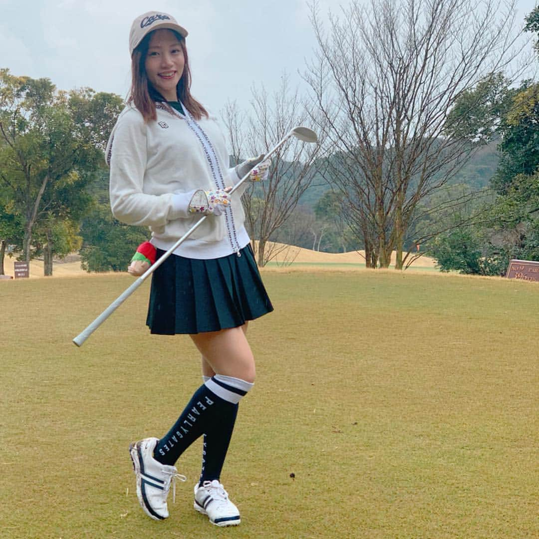 古田ちさこさんのインスタグラム写真 - (古田ちさこInstagram)「人生二度目のラウンド⛳️ 初めての時よりもまわりが見られるようになってやってることもわかりはじめてきました😝 前回もそうだし今回もこんな私を連れ出して楽しませてくれる人間の出来た方々に感謝だし最高で控えめに言って大好きです🙏🎊 最終組で前の組も比較的のんびりすすめていたので待ち時間に沢山写真が撮れたよ🤳✨ ゆりかちゃん @yu_ri__stagram と青山の @pearlygates_official  で一緒にお買い物したパーカーと靴下、そしてカープのゴルフ用キャップがお気に入り☺️ (ネットでは全然ないけど#銀座tau  @tauhiroshima にはカープのゴルフ用品かなりあるよ❗️) 前半雨で寒くてヒエヒエで後半少しポカポカしたのが嬉しくてテンションがおかしくなりました。笑 そしてその後のごはんが焼肉に決まってからの集中力のなさ！ もうわかりやすかったなー。笑😂 そして右のハムに違和感が… リレーマラソン4kmした後パーソナルで筋トレ、翌日ランニング&ヨガイベントからの打ちっぱなし、仕事からの打ちっぱなし、ラウンドという四日間だったので…🤢 でそんな今日、広島でラウンドです。笑 #野球以外の趣味がほしくて#順調にハマっています#スコアは聞かないで#まだ恥ずかしいレベル#golf#ゴルフ#ゴルフ初心者#ゴルフラウンド#ゴルフ女子#初心者ゴルフ女子#パーリーゲイツ#カープゴルフグッズ#カープコラボ#ゴルフ女子コーデ#小見川東急ゴルフクラブ #golffashion#ゴルフ好きな人と繋がりたい#野球とゴルフと筋トレが好きな人と繋がりたい笑」3月28日 9時35分 - chisakofuruta