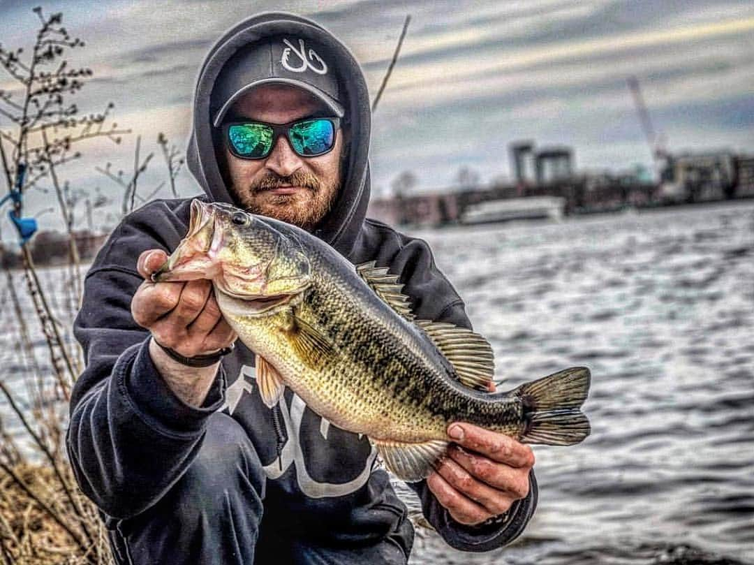 Filthy Anglers™さんのインスタグラム写真 - (Filthy Anglers™Instagram)「“I love that dirtyy water, ohhh Boston your my home.” It’s a Massachusetts thing sorry. Team Filthy member @andrew_knowlton did a little urban angling the other day up in Boston. I met Andrew a few months back and he is honestly one of the nicest dudes I’ve ever met. He loaded himself up from head to toe at the @nhoutdoorexpo last month and it’s actually pretty odd seeing him on open water as he is an avid ice fisherman. Congrats @andrew_knowlton you are Certified Filthy, wicked awesome fish kiiiid - www.filthyanglers.com #filthyanglers #getfilthy #hunting #bassfishing #fishing #fishon #hunting #lakebaccarac #largemouthbass #smallmouth #largemouth #bigbass #outdoors #fishforlife #ladyangler #timeheals #nature  #girlswhofish #angler #sportfishing  #fishingtrip #iamsportsman #getoutside」3月28日 9時45分 - filthyanglers