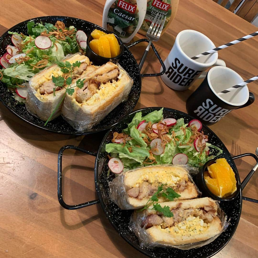 NANAさんのインスタグラム写真 - (NANAInstagram)「GOOD MORNING🥗 ☆ 今朝の朝食🍽 照り焼きチキンたまごサンド サラダ オレンジ 野菜ジュース ☆ 朝からボリューム満点👍 ☆ 春休み満喫だね(笑) ☆ 沢山笑って色んな話もして青春してるね😊👏 ☆ あたしゃ寮のおばちゃんみたいw ☆ ☆ #breakfast#朝食#照り焼きチキンサンド  #foodie#おうちカフェ#food#homemade#instafood#手料理#foodphoto#テーブルコーディネート#時短レシピ#ヘルシーメニュー#fooddaily#foodpic#foodstagram#おうちごはん#セリア#100キン#暮らし#節約レシピ#foodporm#vscofood#japanesefood#foodstyling#料理写真#ワンプレート#愛情ご飯#nanasrecipe」3月28日 9時54分 - nana1977hs