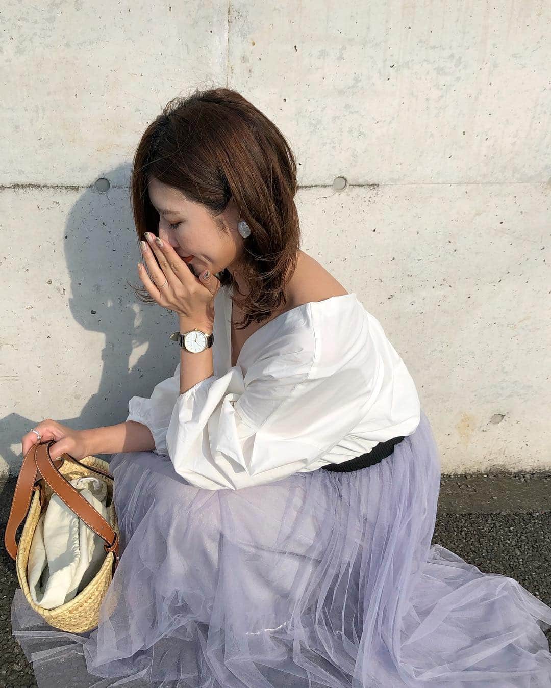 l.lily1013さんのインスタグラム写真 - (l.lily1013Instagram)「・ コーデに合わせて手元も毎日選んでます😊 最近黒ベルトでカッコよく締めたいときは @barnyardstorm の ラウンドFレザーウォッチ ✨ ・ 型押しリアルレザーなのに税込￥8,640！！ すごく高見えで気に入ってます😊 ・ お手頃だから色違いで揃えてもいいかも✨今、webで予約受付中になってますよ✨ ・ この日のコーデの詳細は昨日の投稿見てください😊 天然だから一個一個形が違うパールのイヤリングは @lavishgate さんのです！ ・ ・ #barnyardstorm #バンカジ#バンヤードストーム #手元くら部 #手元コーデ #今日の手元#シンプルコーデ#オフィスカジュアル #大人カジュアル #大人カジュアルコーデ #カジュアルコーデ #きれいめコーデ #きれいめカジュアル #ママコーデ#ママファッション#時計#腕時計#プレゼント#入学祝い#入社式 #卒業式 #入学式コーデ #オフィスネイル #オフィスコーデ #春から大学生 #春から社会人」3月28日 9時58分 - l.lily1013