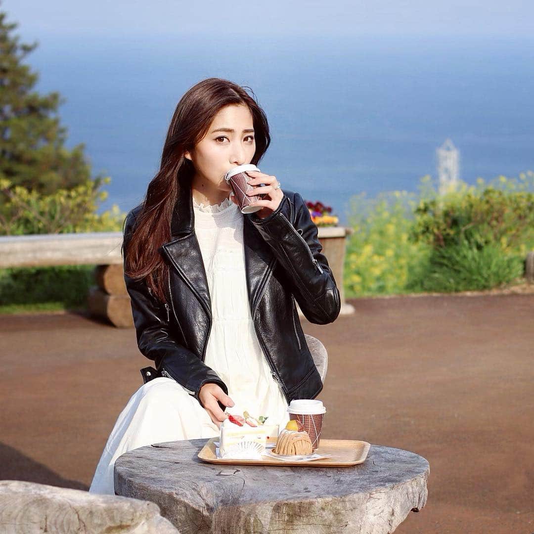 雨宮みずきさんのインスタグラム写真 - (雨宮みずきInstagram)「． #トシヨロイヅカ 🍰☕️ ． 2枚目はコーヒーか紅茶か チェックしてるところ😂笑 ブラックのコーヒーは 飲むと気持ち悪くなっちゃうから 間違えないように必ずチェック！！ アイスだと烏龍茶とかコーラかと思って 飲んだらコーヒーだった！！ なんて経験なーい⁉️あれは恐怖😂笑 ． モンブラン🌰美味しすぎた♡ ショートケーキ🍰半分こ♡ レモンのケーキは一夜城限定品✨ ． 半テイクアウト風で テラスカフェを利用したよ♪♪ レストランの中でイートイン🍽 するとお皿に綺麗に盛り付けしてくれて ゆっくりできるのでおススメ💕 ． 17時まで営業で、16時ラストオーダー なので時間に気をつけてください⏰ ． #一夜城ヨロイヅカファーム #一夜城 #一夜城yoroizukafarm #小田原カフェ #小田原ランチ #絶景カフェ #日本の絶景 #菜の花 #カフェ巡り #グルメ女子」3月28日 9時59分 - ammymzk0926