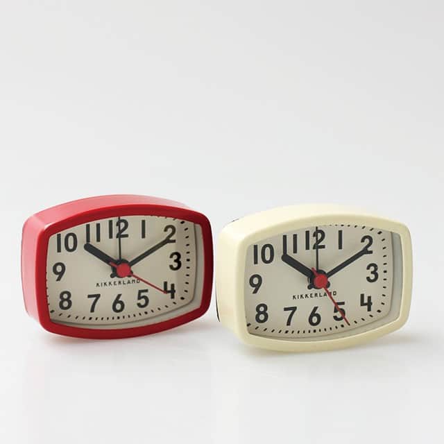 のインスタグラム：「. 便利なマグネット式「KIKKERLAND｜MAGNETIC ALARM CLOCK」 . ─────────────────── キナリノアプリでは素敵な情報とアイテムを、 毎日お届けします。 →ダウンロードはプロフィールリンクから ─────────────────── . シンプルでいてどこか懐かしさを感じるレトロなデザインのミニアラームクロック。裏面にマグネットがついており、磁石の付く場所ならどこでもお使いいただけます。 小ぶりながらも視認性の高い文字盤でアラームもついており機能性も抜群です。 冷蔵庫やレンジフードに張り付けてキッチンクロックとして使用するのもおすすめです。 相棒のように、日々の暮らしに寄り添って活躍してくれることでしょう＊ . ▶︎こちらのアイテムはキナリノアプリで販売中！ 「お買いもの」→「インスタグラム掲載」から、インスタグラムでご紹介したアイテムをご覧頂けるようになりました。 アプリを最新版にアップデートのうえ、お買い物をお楽しみください。 . #時計 #インテリア #アラーム #レトロ #CDCGENERALSTORE #KIKKERLAND #CLOCK #interior #instagood #丁寧な暮らし #暮らし #キナリノモール #キナリノ . https://kinarino-mall.jp/item-25817」