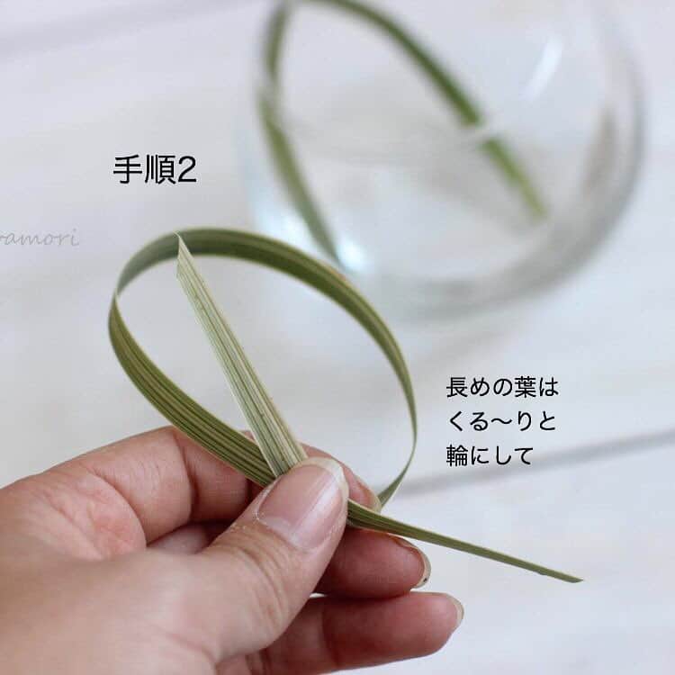 雑誌『花時間』さんのインスタグラム写真 - (雑誌『花時間』Instagram)「おはようございます。「リリオペ」というグリーンを知っていますか？  このアレンジに使った細長〜い葉っぱがそれ。見つけたら、ガラスの丸い器で花手毬を作ってみませんか？  手順は、2枚め以降のpicを見て。注意することと言えば…葉が折れないようにすることと、葉の根元を水に浸けることくらい？  好きなお花で手毬を作ってみましょう。桜🌸の小枝でもかわいいかな？  本日の話題は川守由利子さんの「プチプラ花コーデ」より。ちなみに…この器はキャンドゥで買える100円花器です😵  では、本日も元気smile😊😊😊で頑張りましょう！  by ピーターパン  花 @bouquetdoux_flower  #hana #flower #flowers #flowerslovers #flowerstagram #flowerarrangement #花時間 #花時間2019 #花好き #花藝 #花好きな人と繋がりたい #花が好きな人と繋がりたい #花のある生活 #花のある暮らし #プチプラ #プチプラ花コーデ #リリオペ #ムスカリ #grapehyacinth  #日々の花 #小さなアレンジ #てのり #botanicallife #花屋さんへ行こう」3月28日 10時02分 - hanajikan_magazine