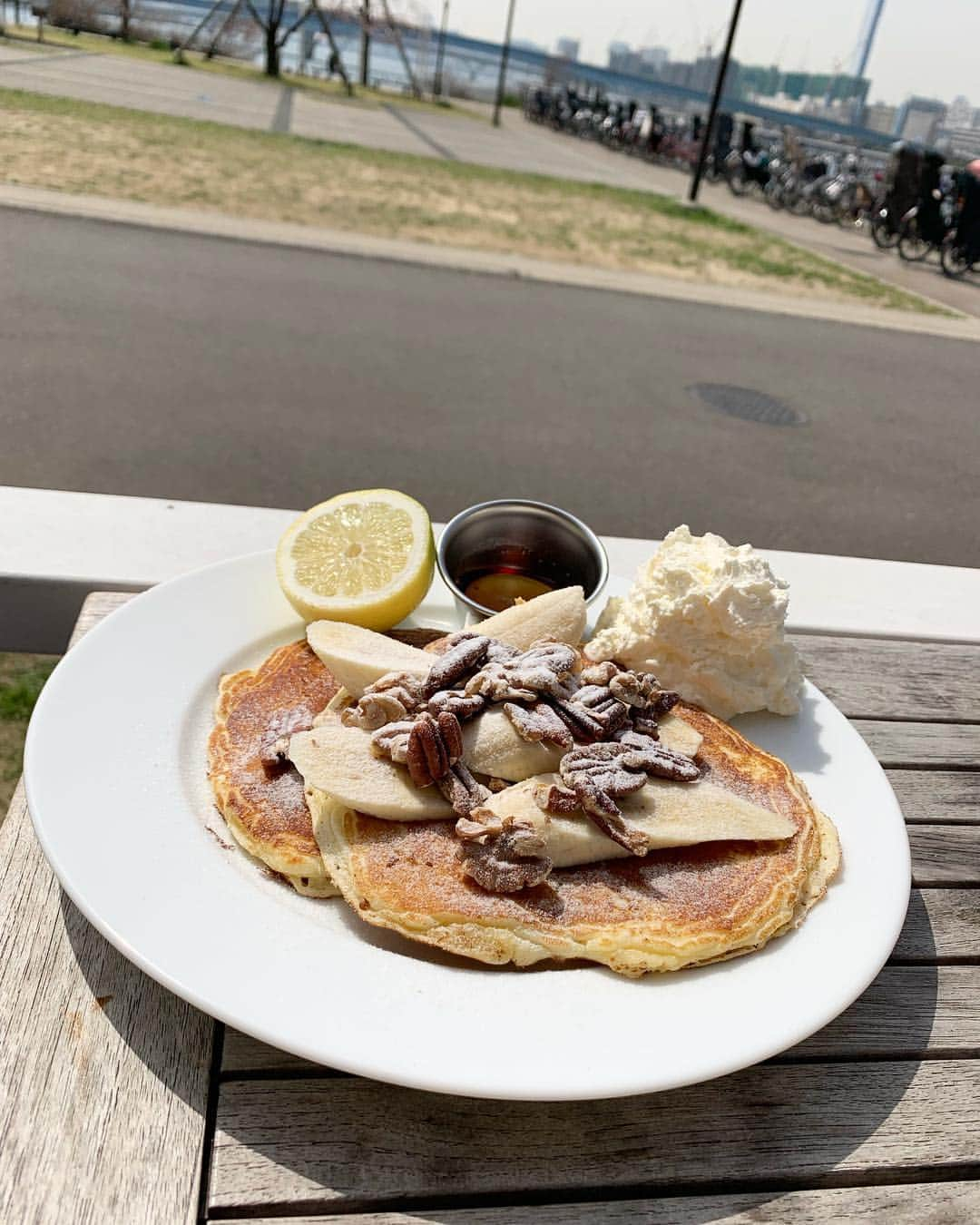 福井晶一さんのインスタグラム写真 - (福井晶一Instagram)「テラスでパンケーキ🥞  #ronhermancafe  #パンケーキ #テラス席 #ワンちゃんok」3月28日 10時03分 - shoichi.fukui