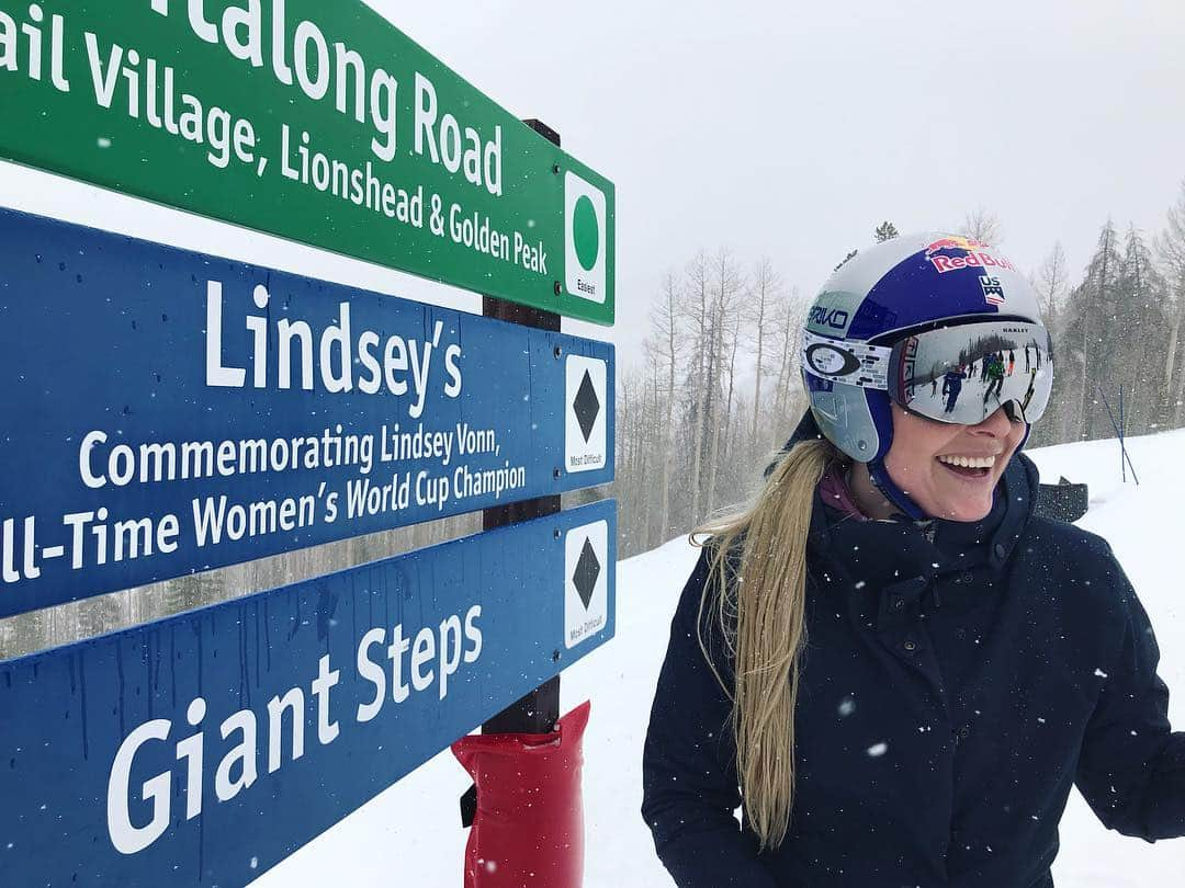 リンゼイ・ボンさんのインスタグラム写真 - (リンゼイ・ボンInstagram)「Such a blast skiing with @jonnymoseley and the @mileagepluscards #insideaccess crew! Finally we had enough snow to ski my favorite run “Lindsey’s” top to bottom top!! #happycamper」3月28日 10時12分 - lindseyvonn