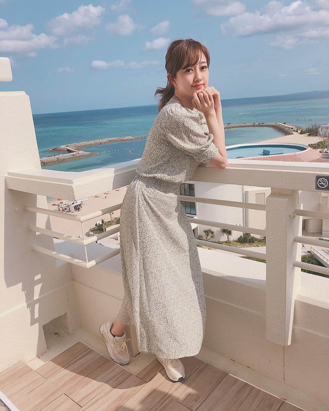菊地亜美さんのインスタグラム写真 - (菊地亜美Instagram)「・ おはようございます🌞 起きてから5秒後に着替えて、浮腫んでるどころじゃないしまだほぼ寝てるけど、海が綺麗だったのでダッシュで撮ってもらいました🏖笑笑 ・ @titivatejp のセットアップ、使いやすくて色違いもget☺︎ ・ 今日もお仕事頑張りましょう🥺✨ #ootd #coodinate #titivate #titivatestyle #ティティベイト #リーフプリントパフスリーブブラウス #リーフプリントフレアロングスカート」3月28日 10時23分 - amikikuchi0905