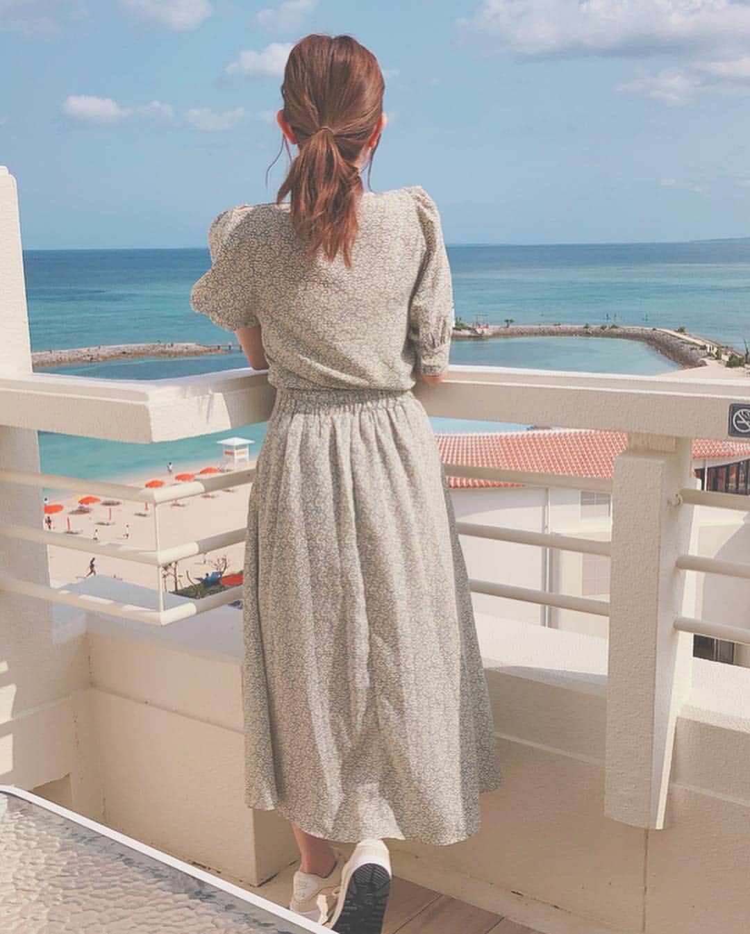菊地亜美さんのインスタグラム写真 - (菊地亜美Instagram)「・ おはようございます🌞 起きてから5秒後に着替えて、浮腫んでるどころじゃないしまだほぼ寝てるけど、海が綺麗だったのでダッシュで撮ってもらいました🏖笑笑 ・ @titivatejp のセットアップ、使いやすくて色違いもget☺︎ ・ 今日もお仕事頑張りましょう🥺✨ #ootd #coodinate #titivate #titivatestyle #ティティベイト #リーフプリントパフスリーブブラウス #リーフプリントフレアロングスカート」3月28日 10時23分 - amikikuchi0905
