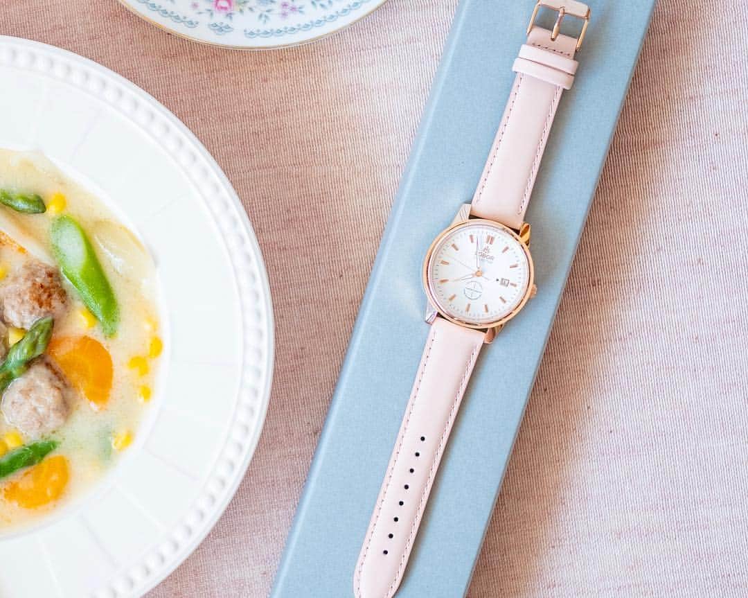 haru.さんのインスタグラム写真 - (haru.Instagram)「今回、LOBOR @loborjapan さまより、素敵な時計をプレゼントしていただきました♩ . 大きめ文字盤&可愛らしいカラーで、 つけるのがワクワクする腕時計♡ . お気に入りの腕時計がひとつあると、 仕事の時は気分がキリッと引き締まり、 休日は、楽しみな予定がもっと楽しくなるような、 そんな素敵な時間や気分を演出してくれる気がします🌸 . 素敵なloborの時計をお得に購入できるクーポンもありますよ！ ●クーポンコード 【 colorful.haru_tk19 】 ＊10パーセントオフになります！ . 他にも素敵な時計がたくさんあるので、 ぜひ公式サイトをチェックしてみてくださいね！ . .  #lobor #ロバー #腕時計 #時計 #手元倶楽部」3月28日 10時32分 - colorful.haru_tk19