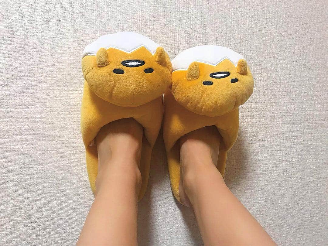 富久美玲のインスタグラム：「_ . おニューのぐでたまスリッパ🍳 . ずっと履いてたスリッパが油汚れで ぐでたまの顔が残念になっちゃって 新しいの欲しくて、、、！ そしたら親友ちゃんに頂きんか💓 . #プレゼント#スリッパ#ぐでたま#gudetama#sanrio」