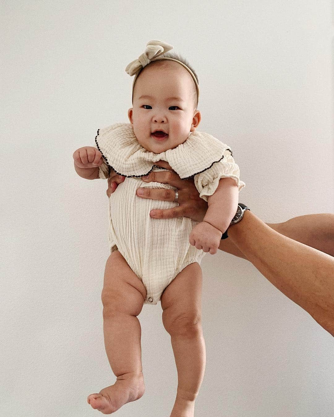 クリッセル・リムさんのインスタグラム写真 - (クリッセル・リムInstagram)「Today  colette turns 6 months! And wow what a difference a few months make! The first photo was taken back in November ( 4 months ago when she was 2 months old). This is a little reminder for me to savor each moment and to spend as much time with them as I can because it’s true.. they really do grow up so fast. 😭😭😭 #colettecalichen  P.S I started this series at 2 months to document her growth spurt every month but nonetheless Totally failed and forgot to document months 3,4,and 5. Actually i didn’t forget.. I just got lazy 😅」3月28日 10時27分 - chrisellelim