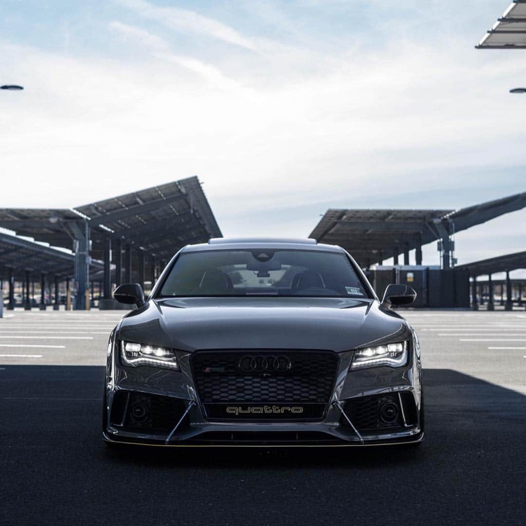 CarsWithoutLimitsさんのインスタグラム写真 - (CarsWithoutLimitsInstagram)「What do you guys think of @jinetics family car 🦏 Owner: @jinetics / @k2automotive Photographer @alapreta.photos  #carswithoutlimits #audi #rs7」3月28日 10時30分 - carswithoutlimits