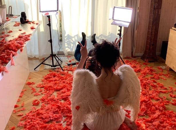 のインスタグラム：「#カンパニー松尾 監督、地上波初📺💥🙈 日本一レシピが頭に入らない料理番組…エロ”と“グルメ”な一人称妄想TVドラマ、2週に渡り、全4話に出演させていただきました！！！！ 監督を始め、Pも、スタッフも、キャスト陣も、皆とてもアツ〜イ想いでぶっちぎりパッショナブルな攻めの仕上がりとなったこのドラマ…そこに携われて最っっ高に楽しかったです🥺 視聴者の皆様、応援くださった皆様、ありがとうございました✨ #コレゴハ アプリもしあったらリアルに登録したいなぁ📲🍙笑笑 もぐもぐ天使ちゃんのエンディングは、映画『凶気の桜』、ドラマ『ケイゾク』、『トリック』などのタイトルバック映像で知られる #薗田賢次 監督の作でした👼 こちらもちょーぜつ楽しかったです…もっと色んな物食べたからフルバージョンもいつか見たい🍝🍓👀 あ！地方の方や、見逃した方、 #ネットもテレ東 #GYAO #TVer などでまだまだ無料配信中ですのでご覧くださいね🍽 『死にたい夜にかぎって』の著者でもいらっしゃる #爪切男 さんとはきょうだいだった設定とか…続編気になるじゃん〜😩 主人公の上司 #ミヤビ先輩 にまた会えますように❤️ 是非、またよろしくお願いします‼️‼️‼️‼️(祈り) #元気の出るごはん #タチ喰い #妄想グルメドラマ #テレビ東京」