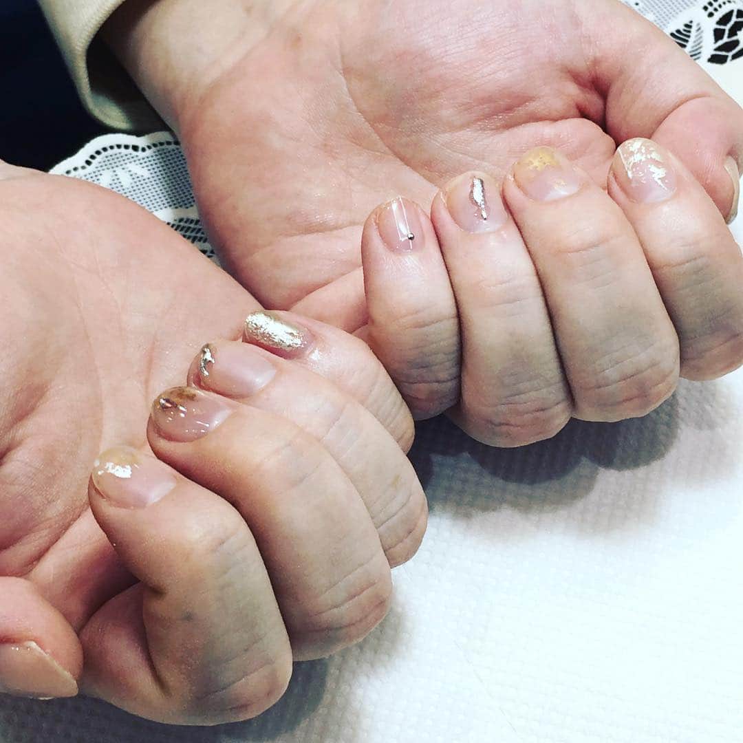 naoのインスタグラム：「はじめての体験  ご縁あって、はじめてのメンズネイルを体験してきました。  ピアノを弾く機会もあり、爪を綺麗にすることは頭にはあったのですが、ネイルをするという頭はなく、貴重な体験です。  出来上がりも現代アートのようで不思議と満足。  ハンドケアもしていただき、良い時間でしたー。  これはイイぞ！  e'clat 港区虎ノ門3-8-3 2F (11:00)11:00〜20:00 📞0368824366 #eclat#eclatnail#toranomon#アンダーズ東京#虎ノ門#虎ノ門ヒルズ#ネイルサロン銀座 #ネイルサロン新橋#ネイルサロン虎ノ門」