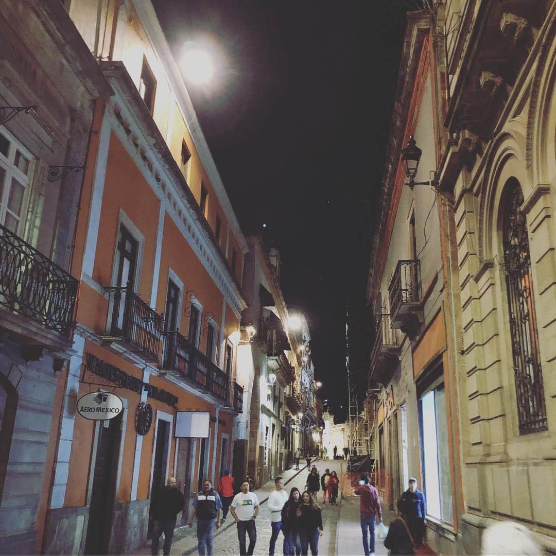 落合健太郎さんのインスタグラム写真 - (落合健太郎Instagram)「#メキシコ #オチ旅 メキシコ2日目の夜はモンテレイから飛行機で南へ。 カラフルな街並みが美しい #グアナファト へ。 ここは街全体が世界遺産に指定されている。 夜に着いたのでカラフルな街並みはまだ見れていないが、 夜も趣がある。 そして思ったよりも治安も良い。 ライトアップされた教会、 テアトル、夕飯のステーキ。 そして、テキーラ。 日本ではテキーラ=ショット のイメージが強いが、 こちらで頼んでテキーラは こんなグラスに入ってて、 また度数も高い‼︎ チップをペソコインで。」3月28日 10時33分 - dj_ochiken1117