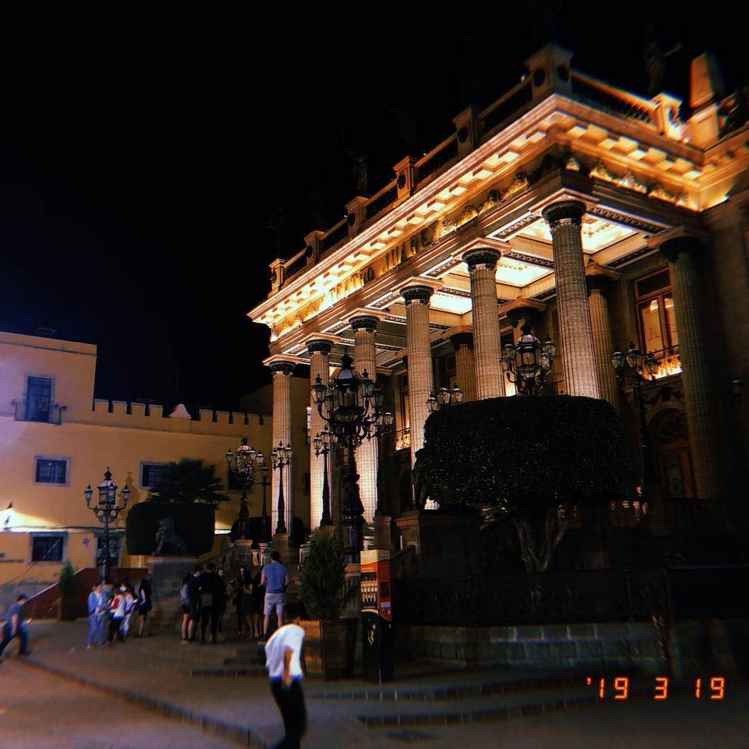 落合健太郎さんのインスタグラム写真 - (落合健太郎Instagram)「#メキシコ #オチ旅 メキシコ2日目の夜はモンテレイから飛行機で南へ。 カラフルな街並みが美しい #グアナファト へ。 ここは街全体が世界遺産に指定されている。 夜に着いたのでカラフルな街並みはまだ見れていないが、 夜も趣がある。 そして思ったよりも治安も良い。 ライトアップされた教会、 テアトル、夕飯のステーキ。 そして、テキーラ。 日本ではテキーラ=ショット のイメージが強いが、 こちらで頼んでテキーラは こんなグラスに入ってて、 また度数も高い‼︎ チップをペソコインで。」3月28日 10時33分 - dj_ochiken1117