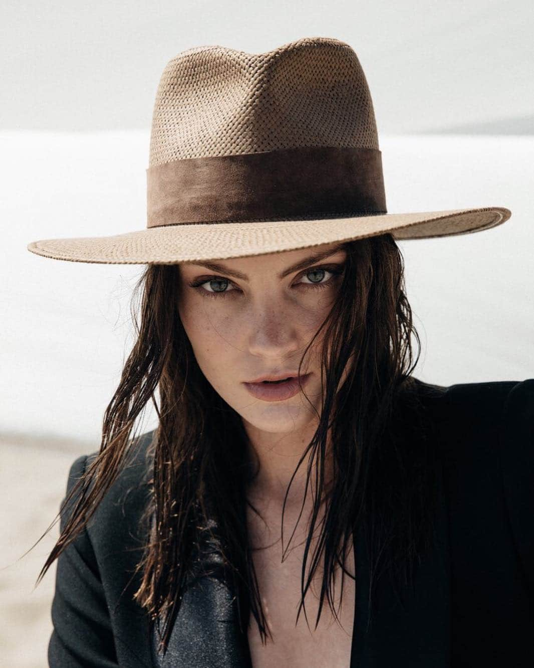 JanessaLeoneさんのインスタグラム写真 - (JanessaLeoneInstagram)「LUNA packable fedora | #janessaleone」3月28日 10時37分 - janessaleone