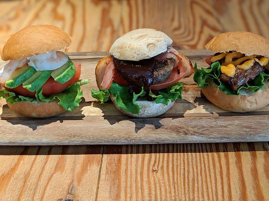 のインスタグラム：「ミニサイズで種類多めに☺️ スライダーバーガー🍔 渋谷『#シェルシーカフェ 』 ・ 海老アボカド、マッシュルーム てりやき マッシュルームはなんと バンズ代わりになってる😳🍄 ・ ちょこちょこ色んな種類食べたい！！ って人には嬉しい😆💓 ・ #ハンバーガー #humberger #パン #ミニバーガー #東京グルメ #流行 #流行り #渋谷グルメ #めぐログ_渋谷 #ランチ #lunch #ジャンクフード」