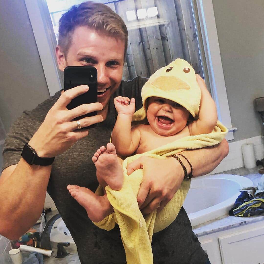 People Magazineさんのインスタグラム写真 - (People MagazineInstagram)「#SeanLowe is on daddy duty and we can't get over how "duckin" cute baby Isaiah is with his contagious little smile! 😍| #Regram @seanloweksu」3月28日 10時47分 - people