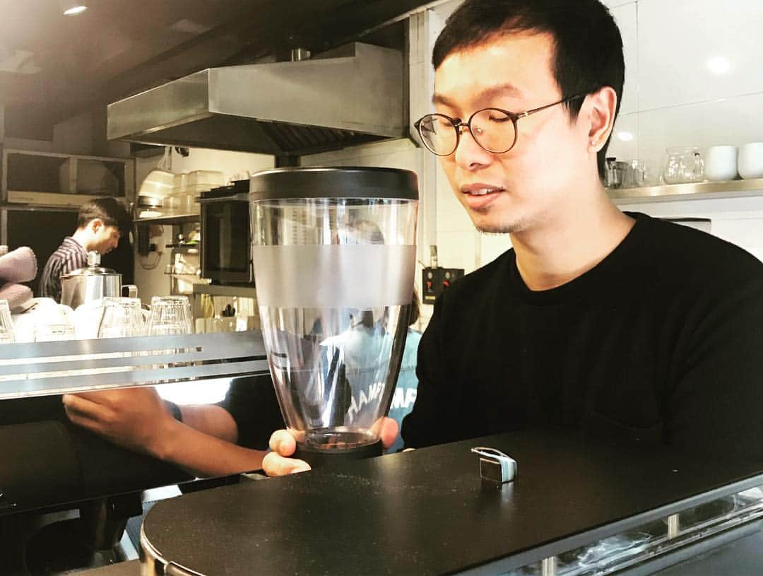 goodcoffeemeさんのインスタグラム写真 - (goodcoffeemeInstagram)「So good to have a couple of coffees with Lok Chan, who took out 🥇 in the World Cup Tasters Championships in Budapest a couple of years back. Such a gentleman! Craft barista also got 🥇 in the Hong Kong Brewers Cup 2109 🇭🇰💯 @vja  #craftcoffeeroaster #goodcoffee_hongkong #goodcoffee_taikoktsui #lokchan」3月28日 10時51分 - goodcoffeeme