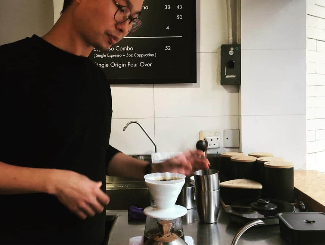 goodcoffeemeさんのインスタグラム写真 - (goodcoffeemeInstagram)「So good to have a couple of coffees with Lok Chan, who took out 🥇 in the World Cup Tasters Championships in Budapest a couple of years back. Such a gentleman! Craft barista also got 🥇 in the Hong Kong Brewers Cup 2109 🇭🇰💯 @vja  #craftcoffeeroaster #goodcoffee_hongkong #goodcoffee_taikoktsui #lokchan」3月28日 10時51分 - goodcoffeeme