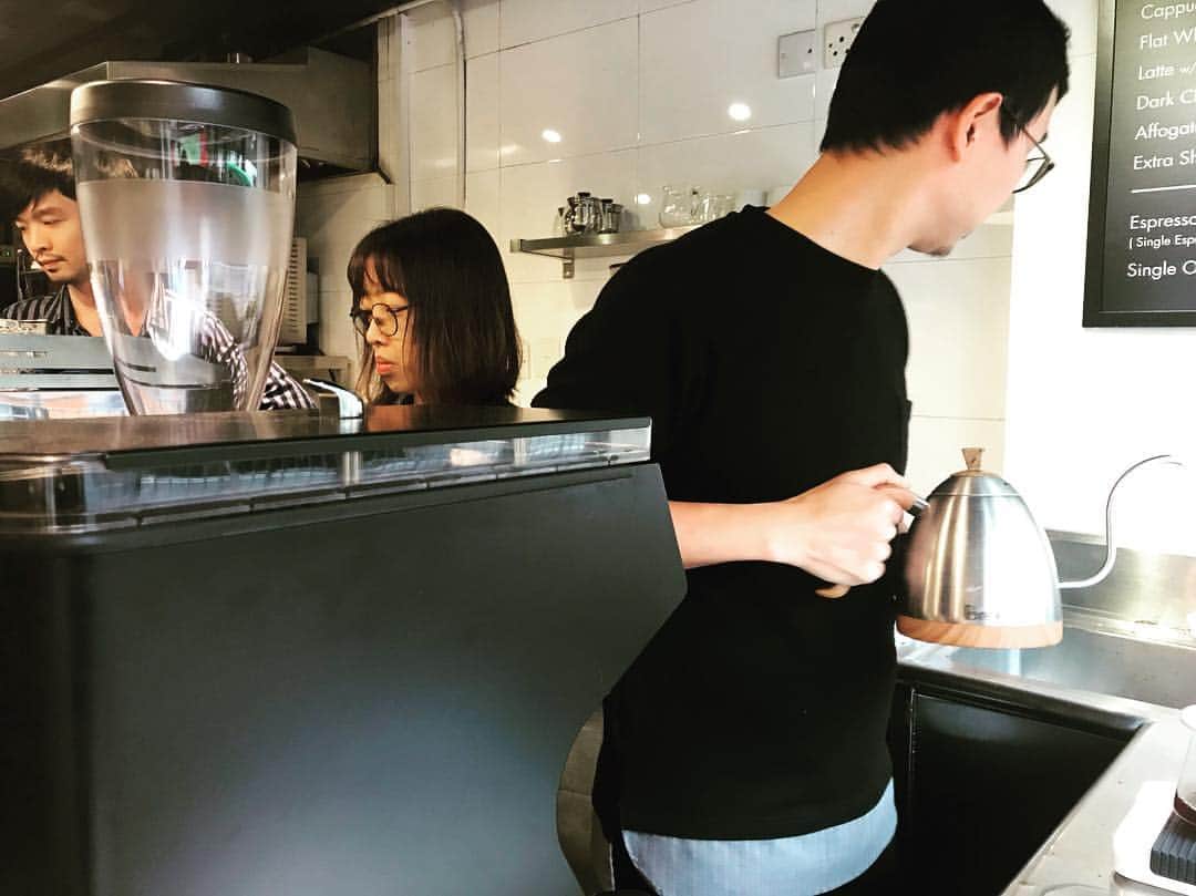 goodcoffeemeさんのインスタグラム写真 - (goodcoffeemeInstagram)「So good to have a couple of coffees with Lok Chan, who took out 🥇 in the World Cup Tasters Championships in Budapest a couple of years back. Such a gentleman! Craft barista also got 🥇 in the Hong Kong Brewers Cup 2109 🇭🇰💯 @vja  #craftcoffeeroaster #goodcoffee_hongkong #goodcoffee_taikoktsui #lokchan」3月28日 10時51分 - goodcoffeeme