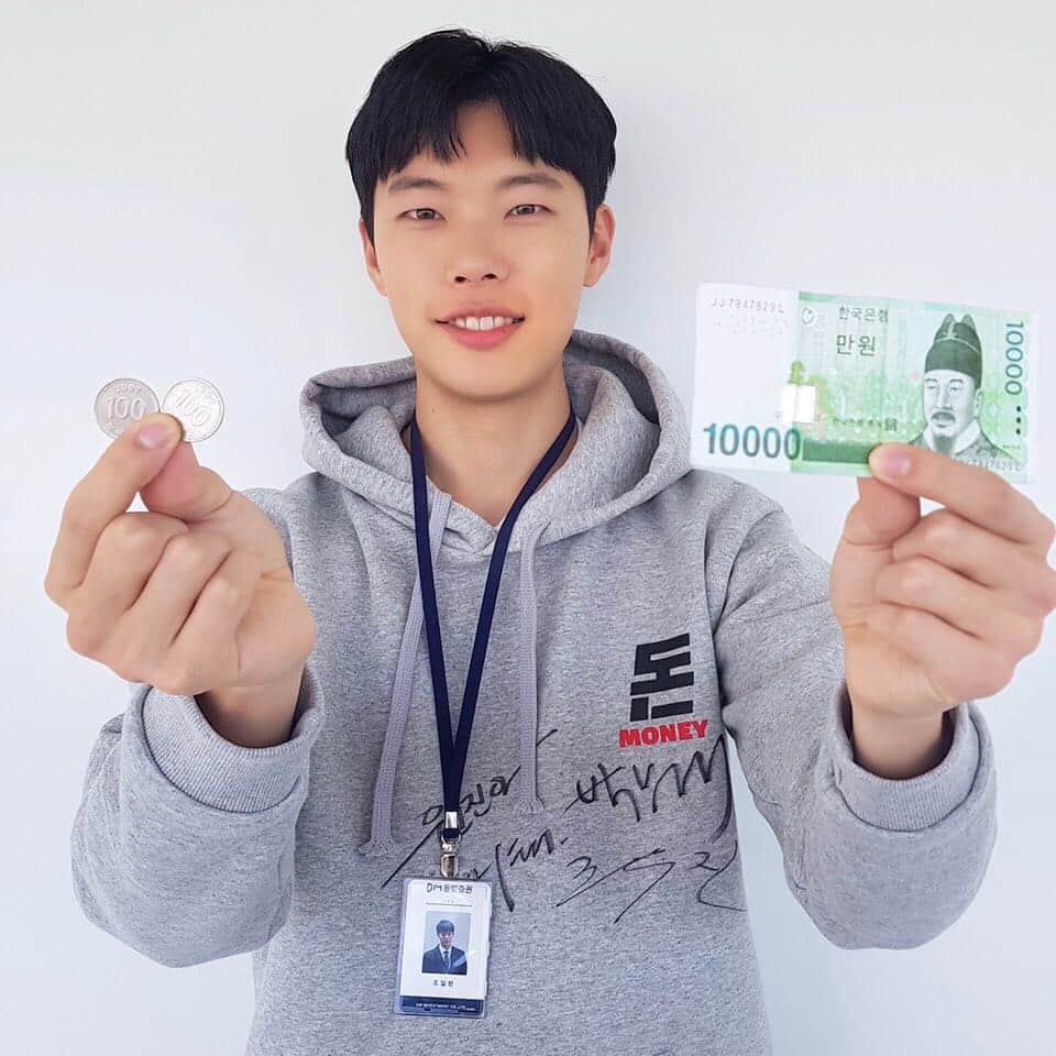 C-JeS エンタテイメントさんのインスタグラム写真 - (C-JeS エンタテイメントInstagram)「역시 믿고보는 #류준열 #일현 덕에 #동명증권 주가 쭉쭉 오르는 중↗️ .  #영화돈 💵 200만 관객 감사합니다🙌 . #영화 #돈 #주식범죄스릴러 #유지태 #조우진 #RyuJunYeol #Movie #Money #Cjestagram #씨제스타그램」3月28日 10時54分 - cjes.tagram