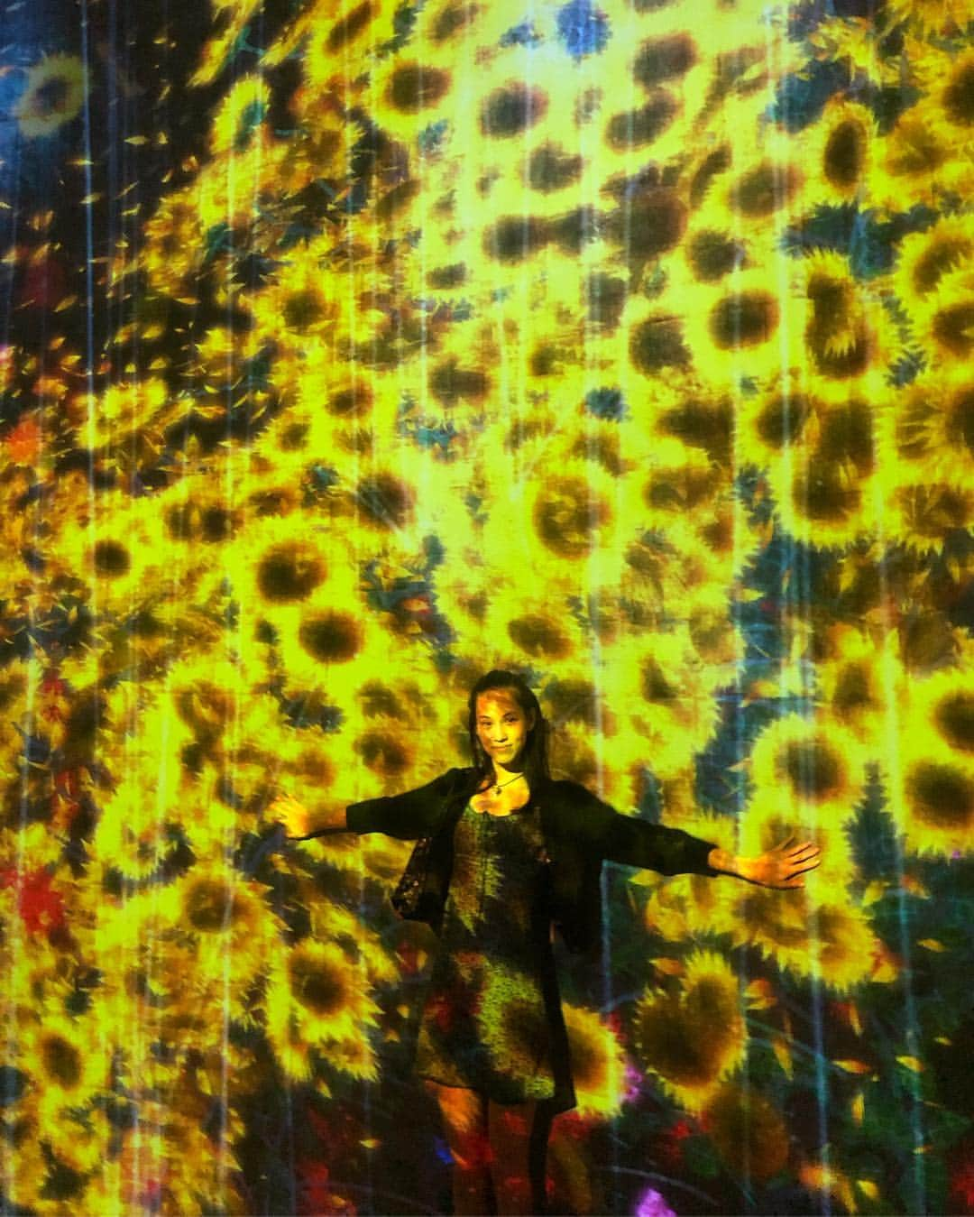 水原希子 さんのインスタグラム写真 - (水原希子 Instagram)「🌈TeamLab🌟 Universe of Water Particles In the Tank🌻🌎🌟 @teamlab_news @tankshanghai」3月28日 10時55分 - i_am_kiko