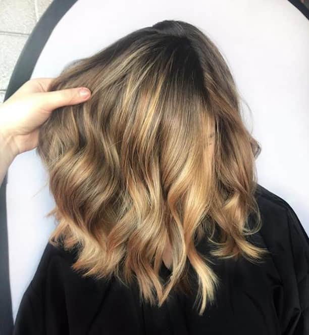 CosmoProf Beautyさんのインスタグラム写真 - (CosmoProf BeautyInstagram)「Our Bronde #hairoftheday goes to @bretttrends for this butterscotch inspired goodness 🤤 #PartialLift created with @joico #Verolight 10-20vol #Balayaged with #JoicoFreeplay #ContourTone using #Joico 8NW #Glossed with @kenraprofessional 10Brm #Styled with the new @ghd_northamerica Platinum+ --- 👇 Rules Below!👇 1️⃣Tag your photo #BrondeHOTD #cosmoprofbeauty #licensedtocreate 2️⃣Post a photo of your hair color against an uncluttered background 3️⃣Mention any products used to color or style the hair --- #repost #bretttrends #bronde #brondehaircolor」3月28日 11時00分 - cosmoprofbeauty