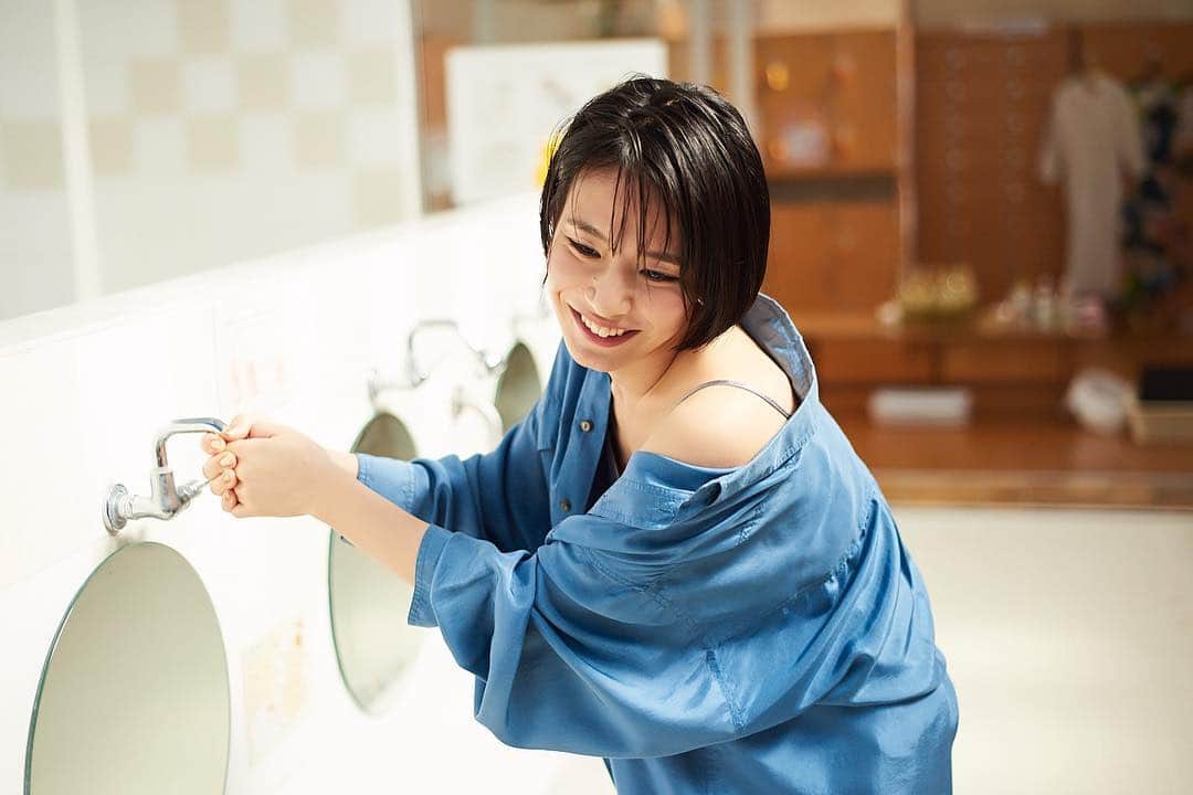 生越千晴のインスタグラム：「. FRIDAYデジタル版 グラビアで撮って頂いた写真たちちょこちょこあげていきます📸 . 後ろにめちゃくちゃ衣装写ってる😂 #銭湯 #小杉湯 #高円寺」