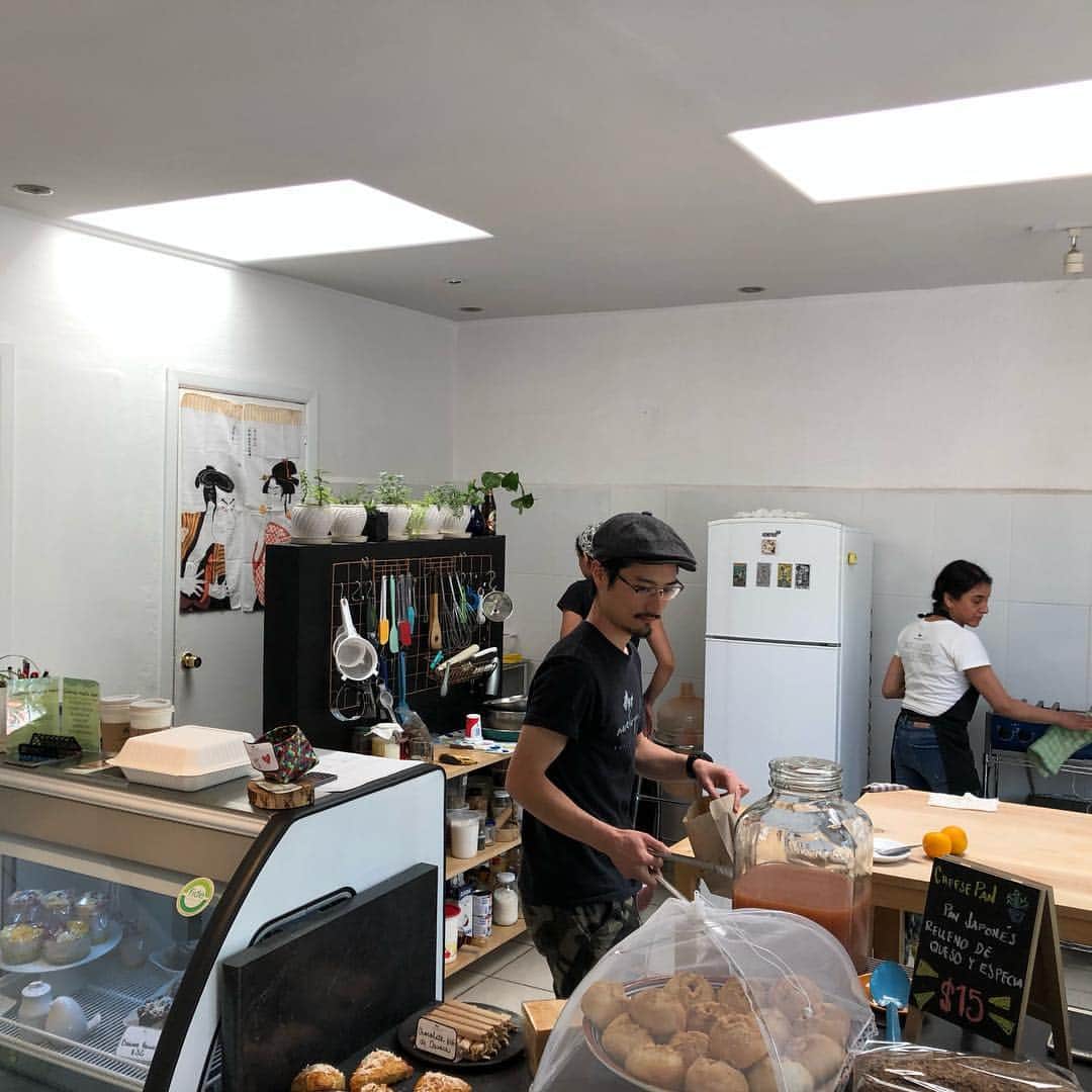 落合健太郎さんのインスタグラム写真 - (落合健太郎Instagram)「#México #グアナファト 日本から遠く離れた メキシコ、グアナファトで 日本式のパンを販売する #muchopan  モンテレイのフアンくんに 紹介して頂き、会いに行ってきました! 色々と工夫しながらメキシコで 頑張っているタカさん。 パワフルだったなー。 刺激を受けました。 グアナファトにも日本人の方が 経営する料理屋さんとかも あります。 たくましい！ #オチ旅」3月28日 11時05分 - dj_ochiken1117