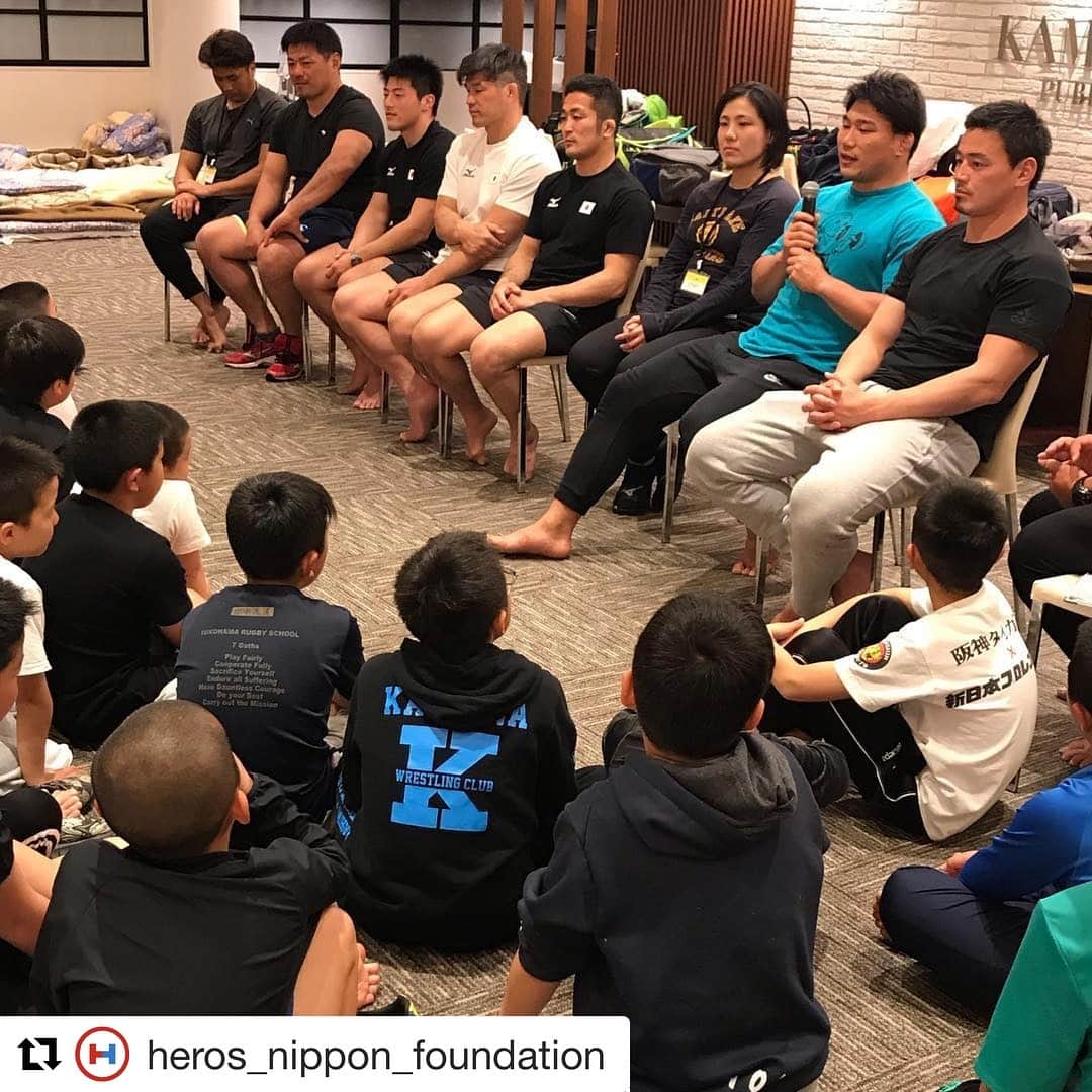 東原亜希さんのインスタグラム写真 - (東原亜希Instagram)「この質問タイム、私が聞きたい😂#Repost @heros_nippon_foundation with @get_repost ・・・ 1日の最後はトップアスリートへの質問タイム。 好きな言葉は？の質問には、それぞれの信念を教えてくれました。 詳しくはまたご紹介します！ とても大きなパワーをもらったセッションでした！  #キッズスポーツキャンプ #井上康生 #秋本啓之 #吉田優也 #朝飛大 #田知本遥  #五郎丸歩 #石川安彦 #大西将太郎  #山村亮 #堀江恭佑  #日本財団HEROs」3月28日 11時13分 - akihigashihara