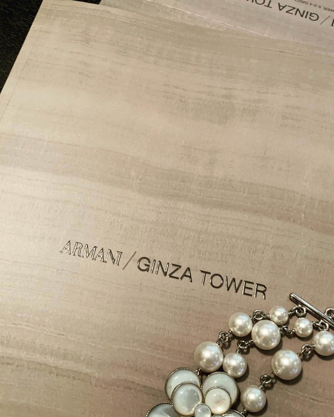 麻生あくらさんのインスタグラム写真 - (麻生あくらInstagram)「Armani Ginza Tower renewal✨ リニューアルされたアルマーニタワーへ🏢 👧の頃、ジョルジオアルマーニの母のブラウスがやたら触り心地が良く素敵で子供でも特別なものだと感じてた。その頃ママ30代か！😂 ファッションの原体験かな🐣 レストランもリニューアル。ウェイテングバーって心踊る🍾 いつまでもKing of fashion🤴✨💝 #giorgioarmani #ginza #highend」3月28日 11時25分 - akura_akura