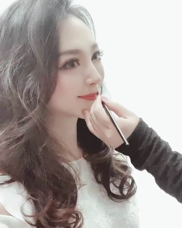 のインスタグラム：「リップ直してもらってるとこ。﻿﻿ ﻿﻿ ﻿﻿ 撮影 @colordressginza ﻿﻿﻿ ﻿﻿﻿ ﻿﻿※間違えたので再投稿﻿ ﻿﻿﻿ ﻿﻿ #リップ直し #メイク直し #💄 #👗 #撮影 #新作 #shooting #dress #ワンピ #ワンピース #ドレスワンピ  #メイク動画 #movie #lip #makeup #instadaily #makeup #model #モデル #fashion  #巻き髪 #japanesegirl」