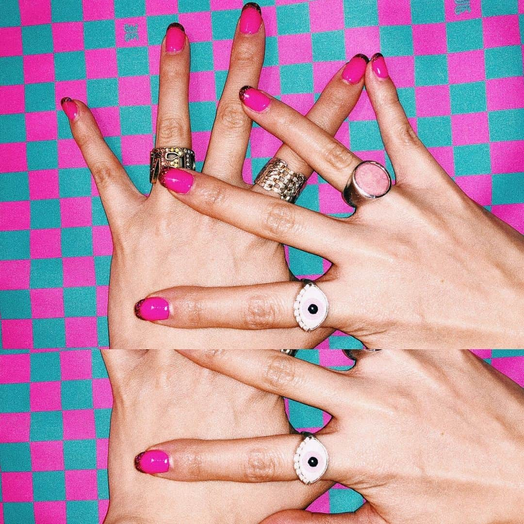 AMIさんのインスタグラム写真 - (AMIInstagram)「nail💓 neon pinkにグリッターpinkのフレンチ🔥💖 #nail #amiayastyle」3月28日 11時30分 - amixxamiaya