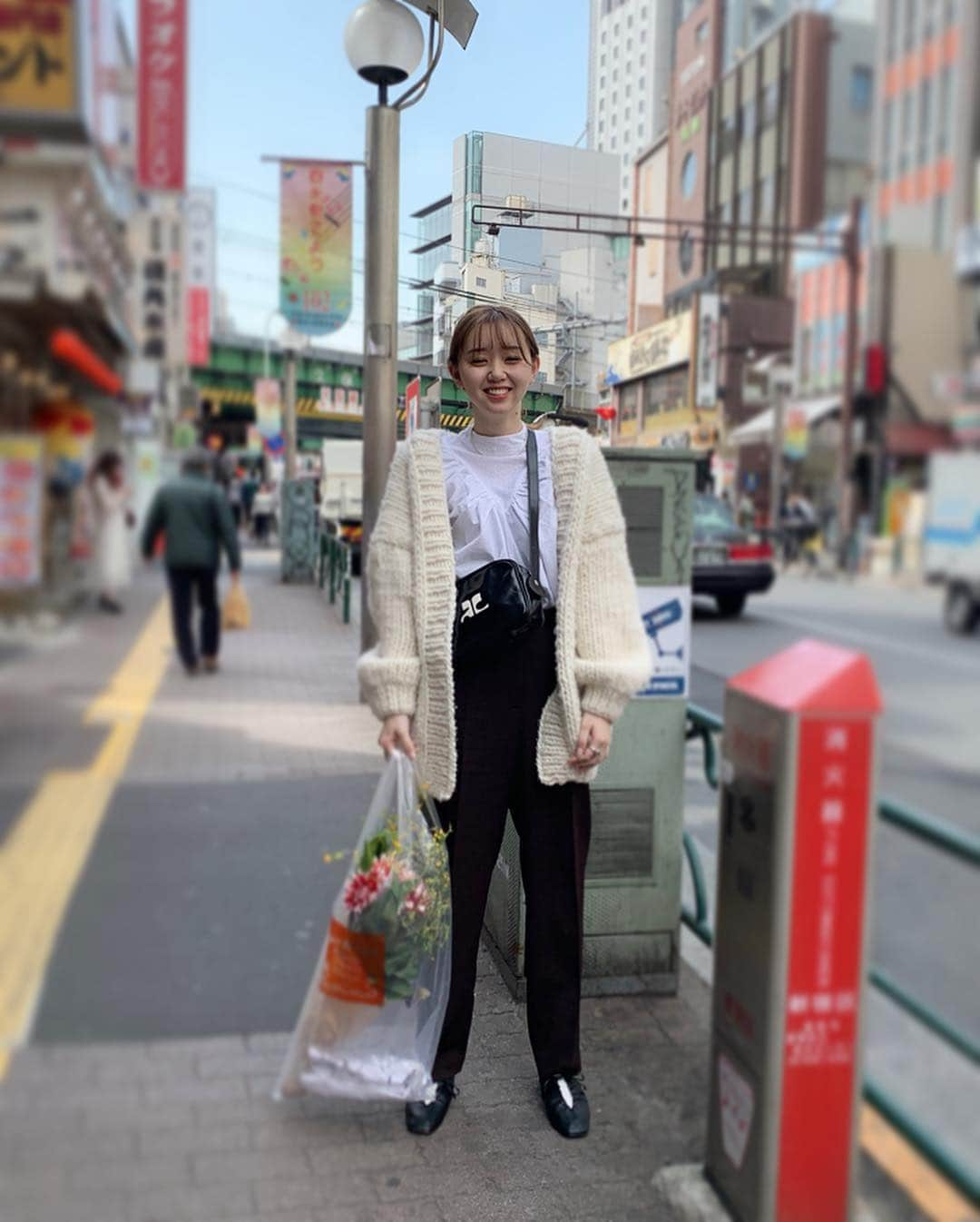 江野沢愛美さんのインスタグラム写真 - (江野沢愛美Instagram)「この間の私服。三枚目は目を瞑ってる模様🙄  ブラウス: #selectmoca  パンツ : vintage #viniviniluxe_tokyo  カーディガン : #ilovemrmittens  シューズ : #snidel  バック : vintage #carboots #courreges  #私服 #ootd #오늘의코디 #まなみふく」3月28日 11時30分 - enosawa_manami