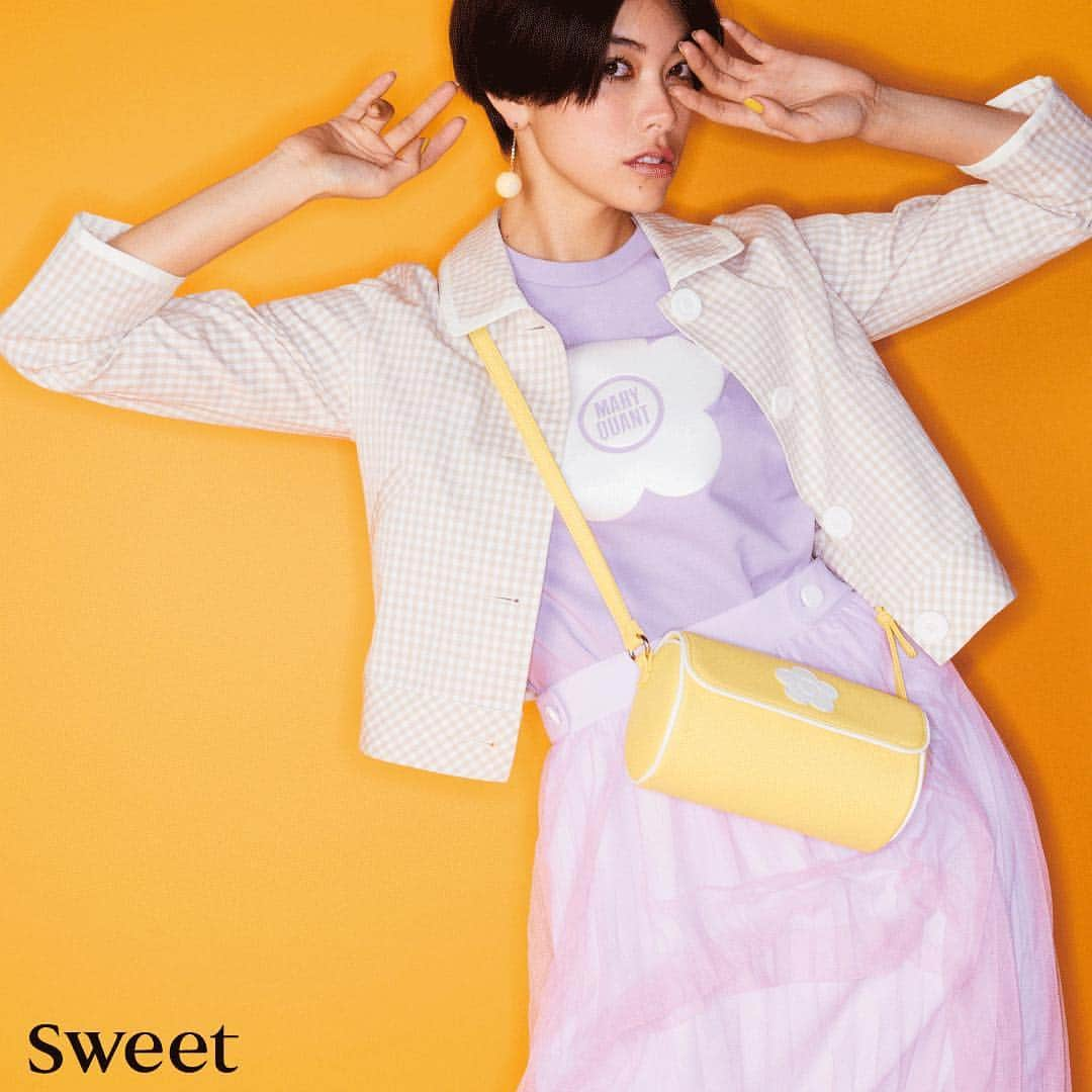 MARY QUANT officialさんのインスタグラム写真 - (MARY QUANT officialInstagram)「MARY QUANT featuring HIKARI MORI - ノンルールに楽しみたい カラーコンビネーション - 現在発売中のSWEET2019年4月号©️宝島社にて 森星さんがマリークヮントのアイテムを着用しています - #カラフルシンボルデイジープルオーバー #チュールタブプリーツスカート 3/27から順次展開予定 - #レトロギンガムチェックブルゾン 4/3から順次展開予定 - #ロールパイピングデイジーショルダー #フラワーボールピアス - #MARYQUANT #2019SPRINGSUMMER #FASHION #NEWITEMS #SWEET #HIKARIMORI - #BLOUSON #SKIRT #PULLOVER #SHOULDERBAG #DENIMLOOK #PLEATEDSKIRT - #スィート #森星 #スカートルック #チュールスカート #プリーツスカート #ロゴTシャツ #ロゴプルオーバー #ショルダーバッグ」3月28日 11時35分 - maryquant_official