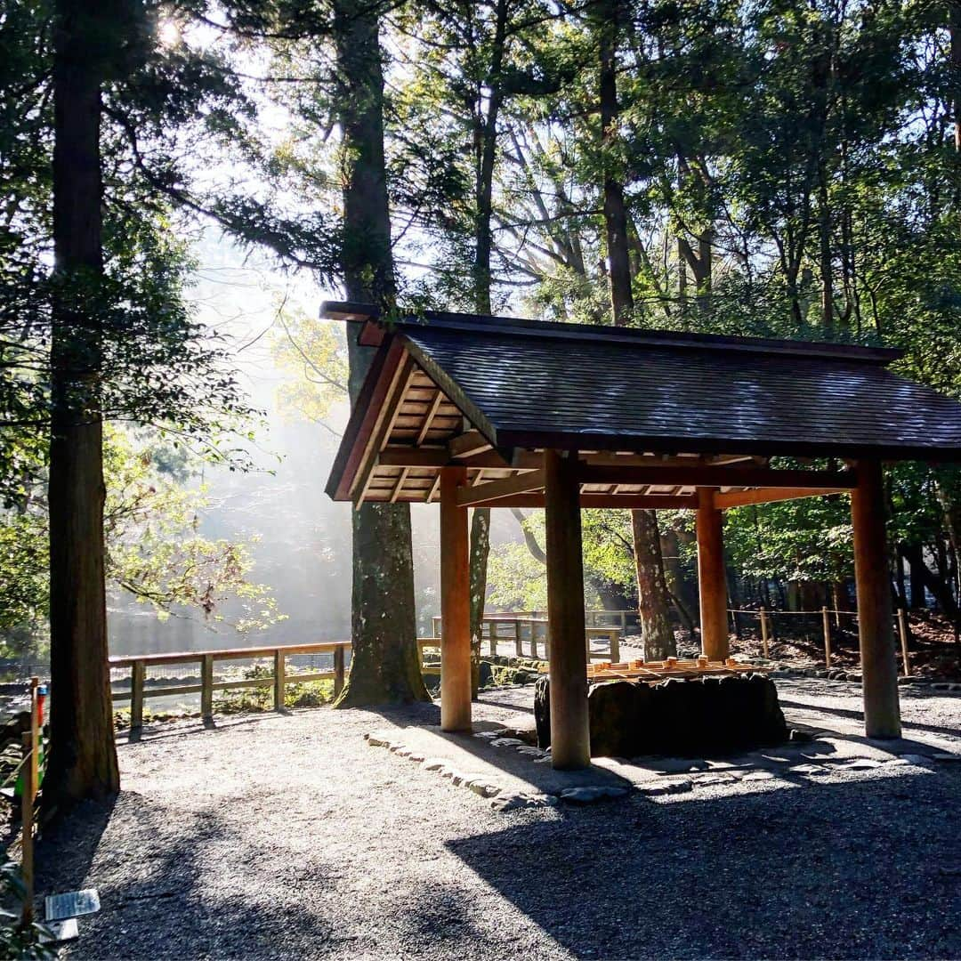 遊海 Yuumiさんのインスタグラム写真 - (遊海 YuumiInstagram)「Here i was in the great shrine in Japan @isejingu.official @visitmie ❤️❤️❤️ most people in Japan come here to make wishes and prayers 🙏  me as well makes wishes and prayer for eveyones happiness here. ＃三重県 #visitmie #mieprefecture #ise #isejingu #iseshi #greatshrine #wishes #prayers #happiness.」3月28日 11時37分 - yuumi_kato