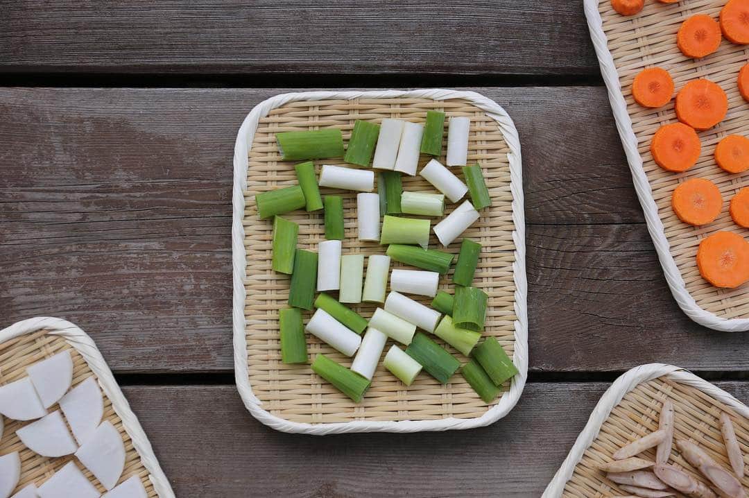 かわしま屋さんのインスタグラム写真 - (かわしま屋Instagram)「・ 人参、大根、ごぼう、長ねぎ。 干し野菜を使った時短料理、根菜の煮物です。 ・ 詳しいレシピはこちらの記事で紹介しています。 https://kawashima-ya.jp/contents/?p=6267 （プロフィールに記載のかわしま屋サイト内「読みもの」ページの検索ボックスで「干し野菜」と検索してみてください♪） ・ 干し野菜は味がしみやすくて旨みがUP！ 煮込み時間が短くすむので煮崩れしにくいのも利点の一つです。 ・ ・ ・ ただ今プレゼントキャンペーン実施中！ かわしま屋アカウント（@kawashima_ya）をフォローして、プレゼント企画の投稿に「いいね」をすれば応募完了。 （プロフィール下のハイライト「プレゼント企画」の写真をタップ、「投稿を見る」からもご覧いただけます。） ・ #kawashimaya #instafood #igfood #foodstagram #foodinsta #foodgram #japanesefood #genic_food #おうちごはん #料理 #和食 #日本食 #健康 #健康ごはん #栄養 #無添加 #ナチュラル #丁寧な暮らし #かわしまや #かわしま屋 #干し野菜」3月28日 11時39分 - kawashima_ya