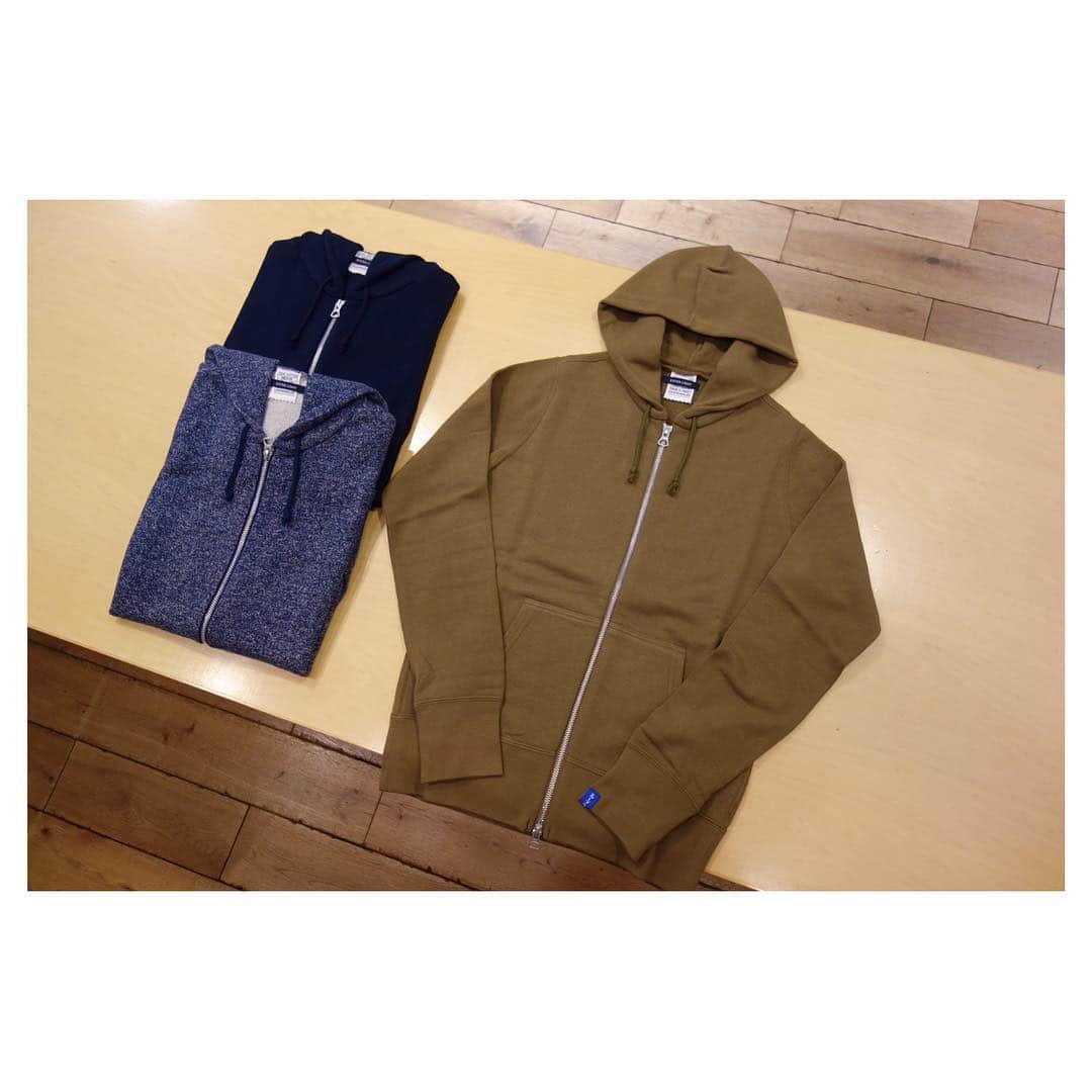ループウィラーさんのインスタグラム写真 - (ループウィラーInstagram)「*** LW EXライトevoジップパーカー 入荷です。 . 毎年ご好評いただいております、LWエキストラライト吊り裏毛を使用したジップパーカーが入荷致しました！ . 夏場のエアコンの効いた室内や、移動中などにも大活躍のアイテムです。 . カラーはグレーメランジ、チャコールTOP、カーキ、マリン、ネイビーTOP、黒杢の6色展開。 販売価格は¥16,000(税抜)です。 . 本日も12時より、皆様のご来店お待ちしております。 . #ループウィラー #吊り編み #スウェット #定番 #日本製 #ループウィラー大阪 #lw大阪 #和歌山 #大阪 #南船場 #時尚 #옷스타그램 #오사카  #loopwheeler #tsuriami #sweat #sweatshirts #madeinjapan #lwosaka #japan #wakayama #osaka #minamisenba #wear #fashion」3月28日 11時51分 - loopwheelerosaka