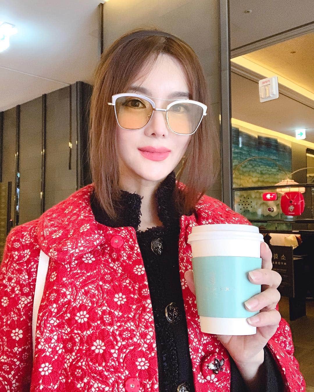 이미아 Mia Lee 李 美兒さんのインスタグラム写真 - (이미아 Mia Lee 李 美兒Instagram)「Red of day.  Or Yellow of day? ❤️💛 역시 레드는 저에게 행운을 주는 컬러입니다.  오늘 미팅~~ Good job! 🙌🏻👏🏻」3月28日 11時46分 - mia_personality