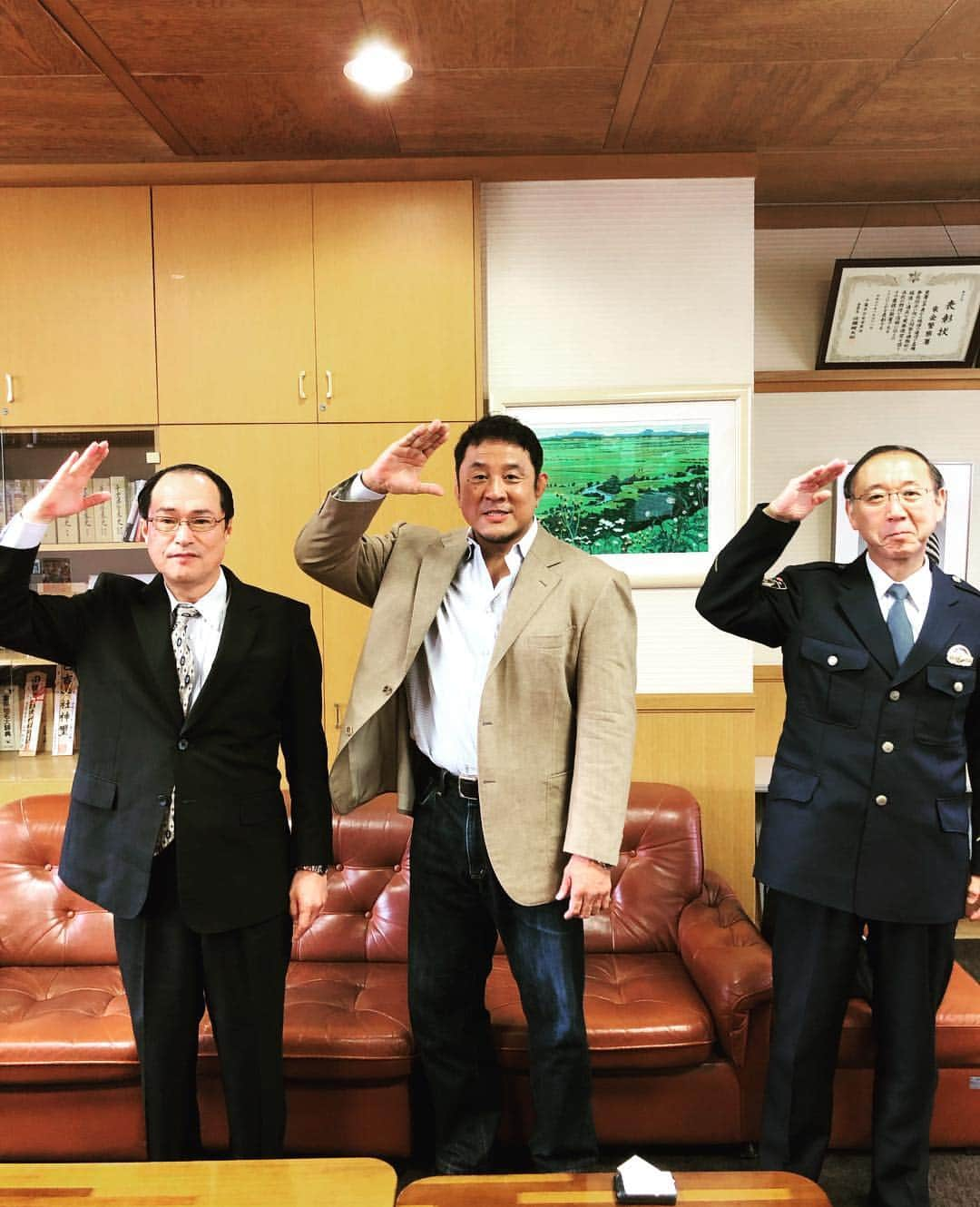 永田裕志さんのインスタグラム写真 - (永田裕志Instagram)「本日は東金警察署にて講演をさせて頂きました。 署長様、副署長様と一緒に敬礼(ゼァ)‼️ #東金警察署  #永田裕志」3月28日 11時47分 - yuji_nagata