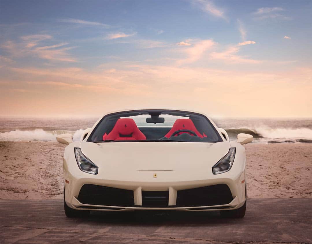Ferrari USAさんのインスタグラム写真 - (Ferrari USAInstagram)「The #Ferrari488Spider: A turbo-charged V8 and retractable hard top for the perfect beach drive experience.」3月28日 11時48分 - ferrariusa