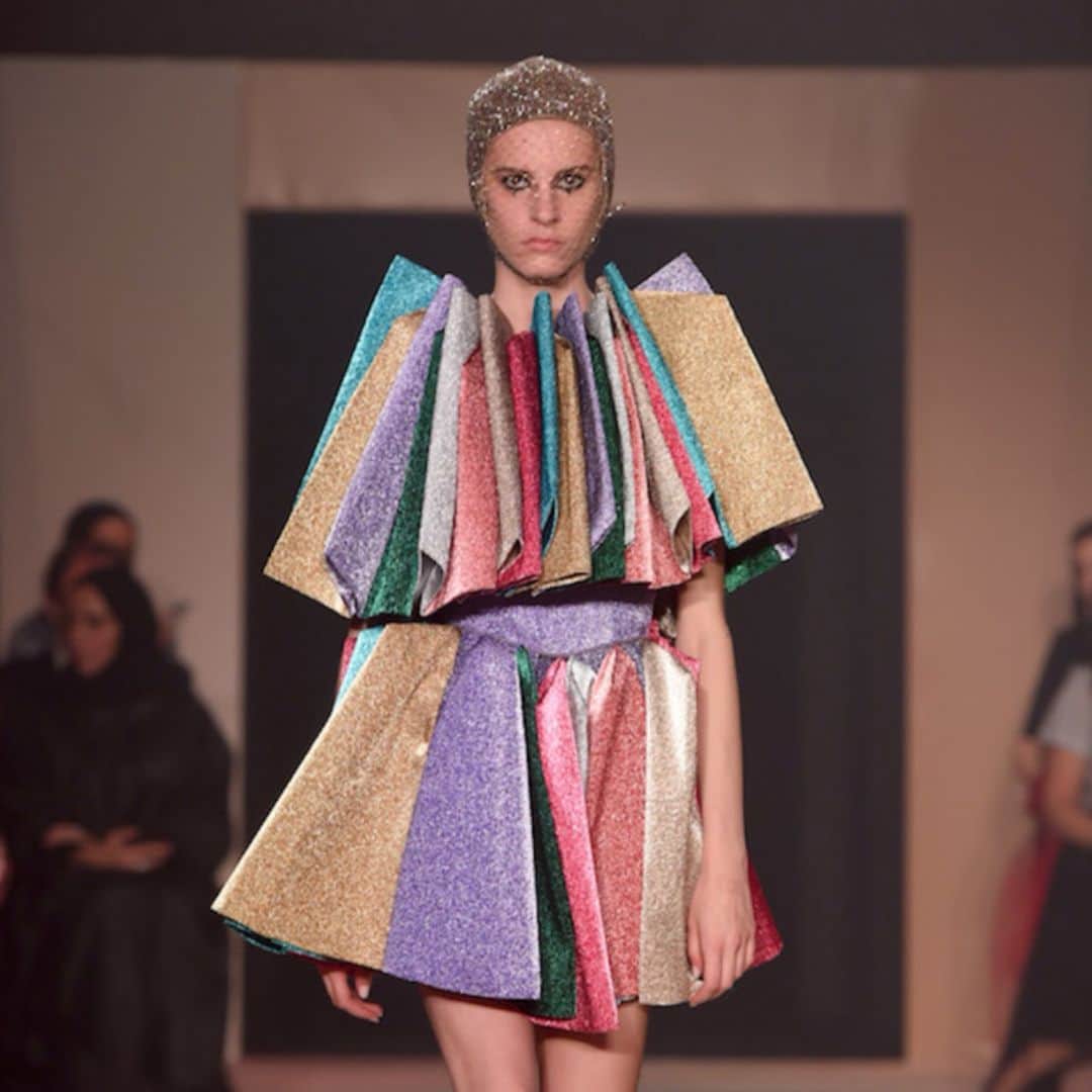 The Fashion Postさんのインスタグラム写真 - (The Fashion PostInstagram)「Dior (ディオール) がドバイにてファッションショーを初開催 Dior Shows Haute Couture Spring Summer 2019 Collection In Dubai . . Dior (ディオール) がドバイにて2019春夏 オートクチュール コレクションのリピートショーを開催した。 メゾンがドバイにてファッションショーを開催するのは今回が初の試みとなった。 . 女性のサーカス団 Mimbre (ミンブル) によるパフォーマンスとあわせて「Dior Dream Parade」と銘打ったサーカスの幻想的な世界観をパリのロダン美術館庭園にて繰り広げた Dior の2019春夏 オートクチュール コレクション。 . ドバイで発表された最新コレクションでは、特別な15ルックが新たに加わり、全83ルックがお披露目されることになった。 . 豪華なドレスにきらびやかなプリーツスカート、新たにアップデートされたアイコニックな「バー」ジャケットがコレクションをより一層際立たせた。 . ショーの後には、会場となったテントでそのままアフターパーティが開催され、一夜限りの特別な夜は大盛況のまま幕を閉じた。 . ショーの様子は勿論、華やかなパーティシーンも捉えた映像は必見。 美しい会場風景とあわせてチェックしてみてほしい。 . . また Dior からはドバイのショーでエクスクルーシヴに発表されたエンブロイダリーが美しいドレスのサヴォワールフェール動画も到着。 完成まで800時間の制作時間を要したというその丹精な職人技は必見だ。 ------------------------ . BRAND ‣ ‣ ‣ Dior ( @dior ) . . ‣ Mahana Hosoda ( @manaha_hosoda ) #TheFashionPost #TFP」3月28日 12時00分 - tfpjp
