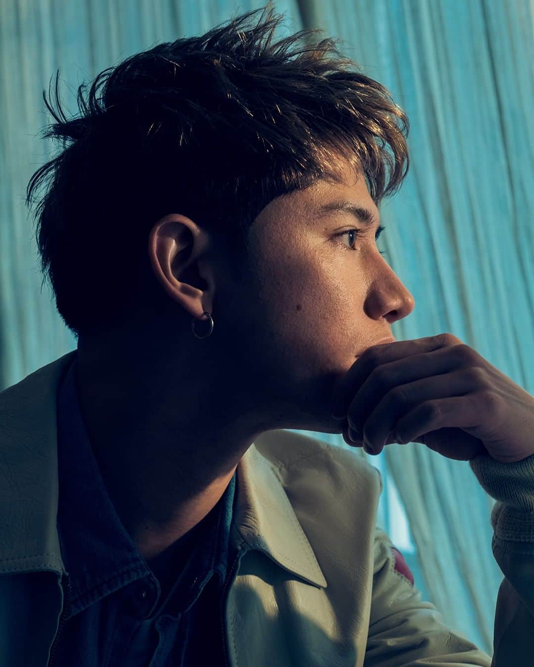 のインスタグラム：「ONE OK ROCK TAKAの見つめる先は。GQ JAPAN2019年4月号掲載。 @oneokrockofficial @10969taka #oneokrock #TAKA  Photo: Shunya Arai Styling: Tatsuhiko Marumoto Hair&Make-up: Kenichi Yaguchi」